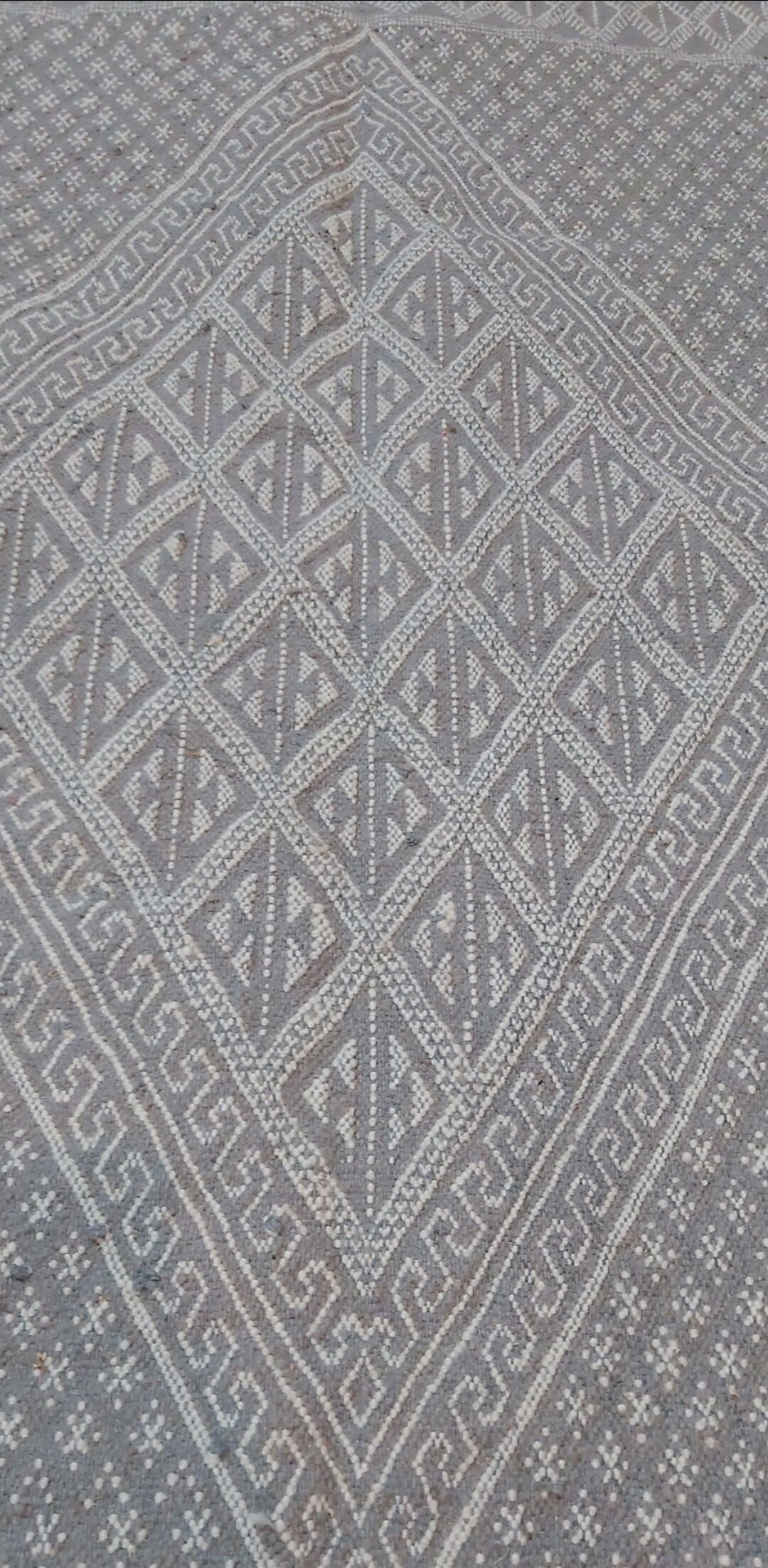 Handmade grey and white mergoum rug in pure wool 210x110cm