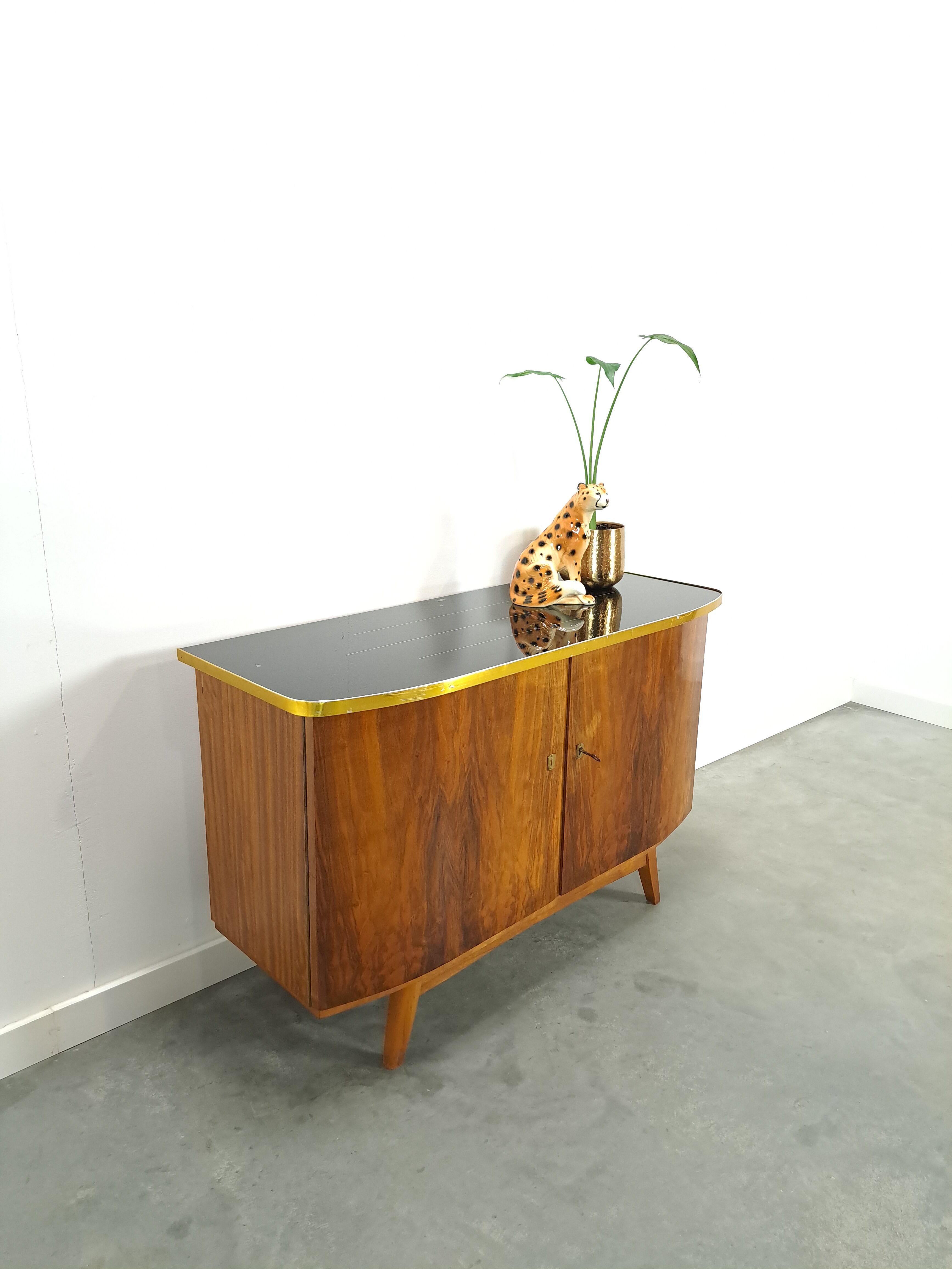Buffet vintage avec plateau en verre et bord en laiton, meuble TV