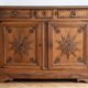 Buffet ancien en bois massif sculpté