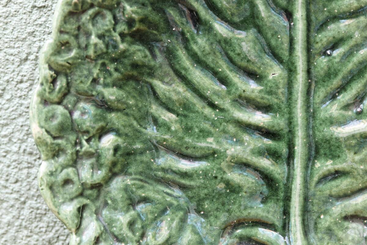 Cabbage leaf dish in slip, Aejitma, Vallauris