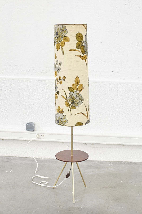 Tripod floor lamp