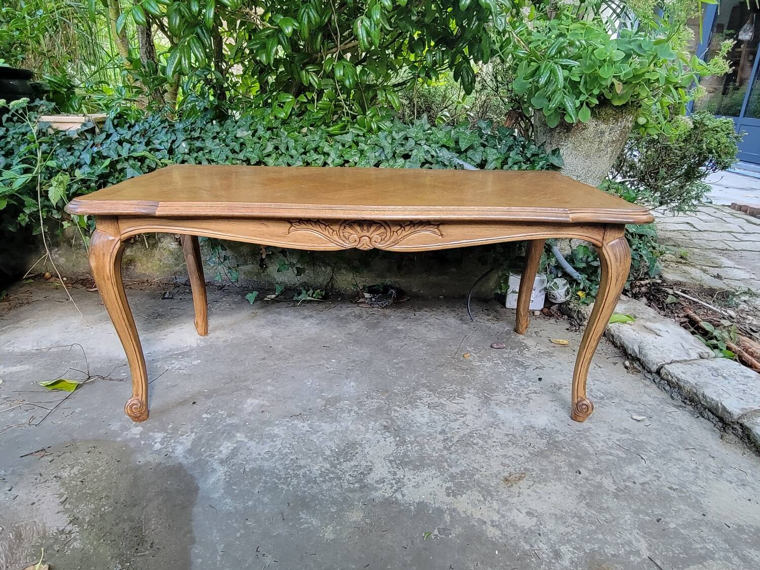 Louis XV coffee table in oak and cherry marquetry.