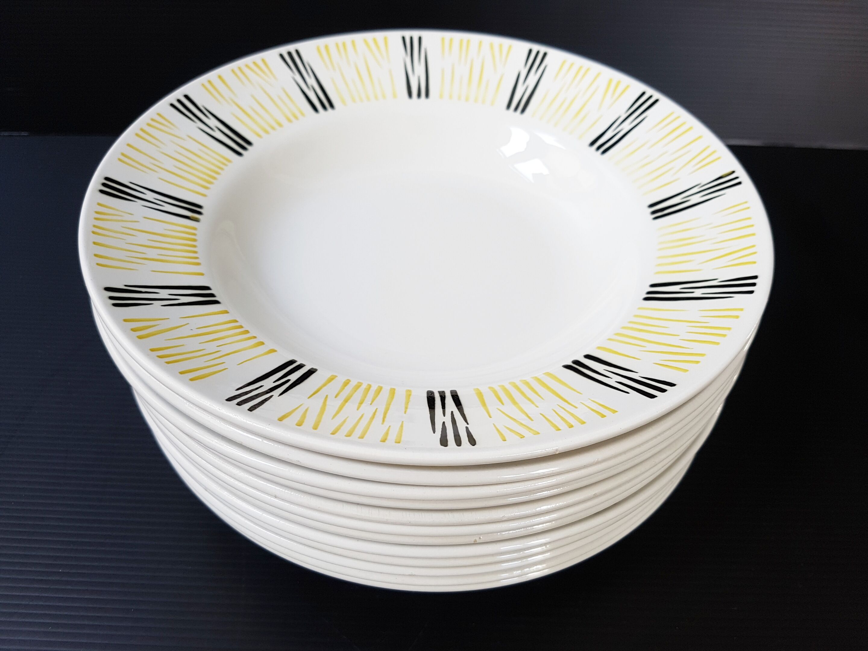 Suite de 12 assiettes creuses des années 50