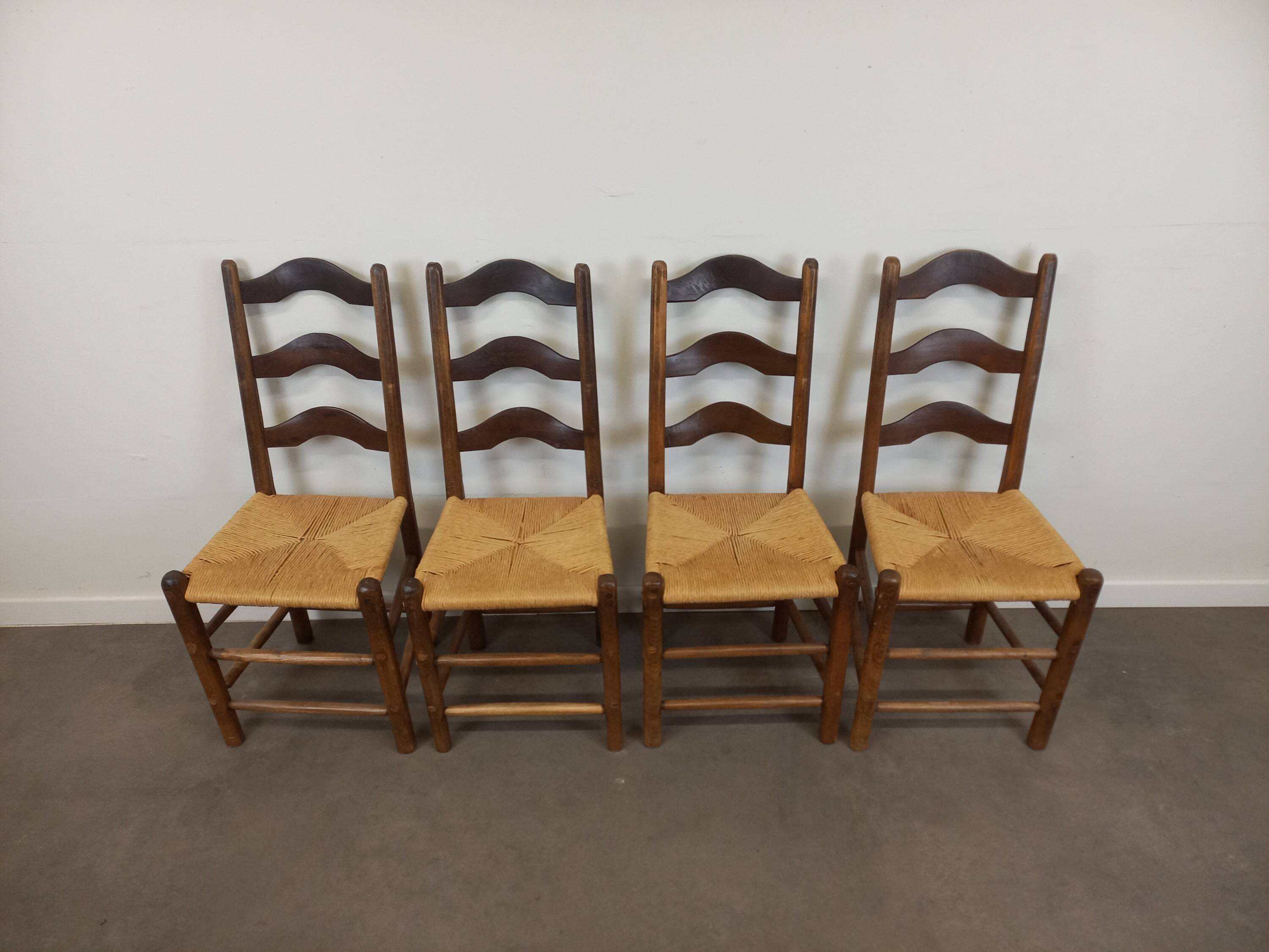 4 chaises brutalistes