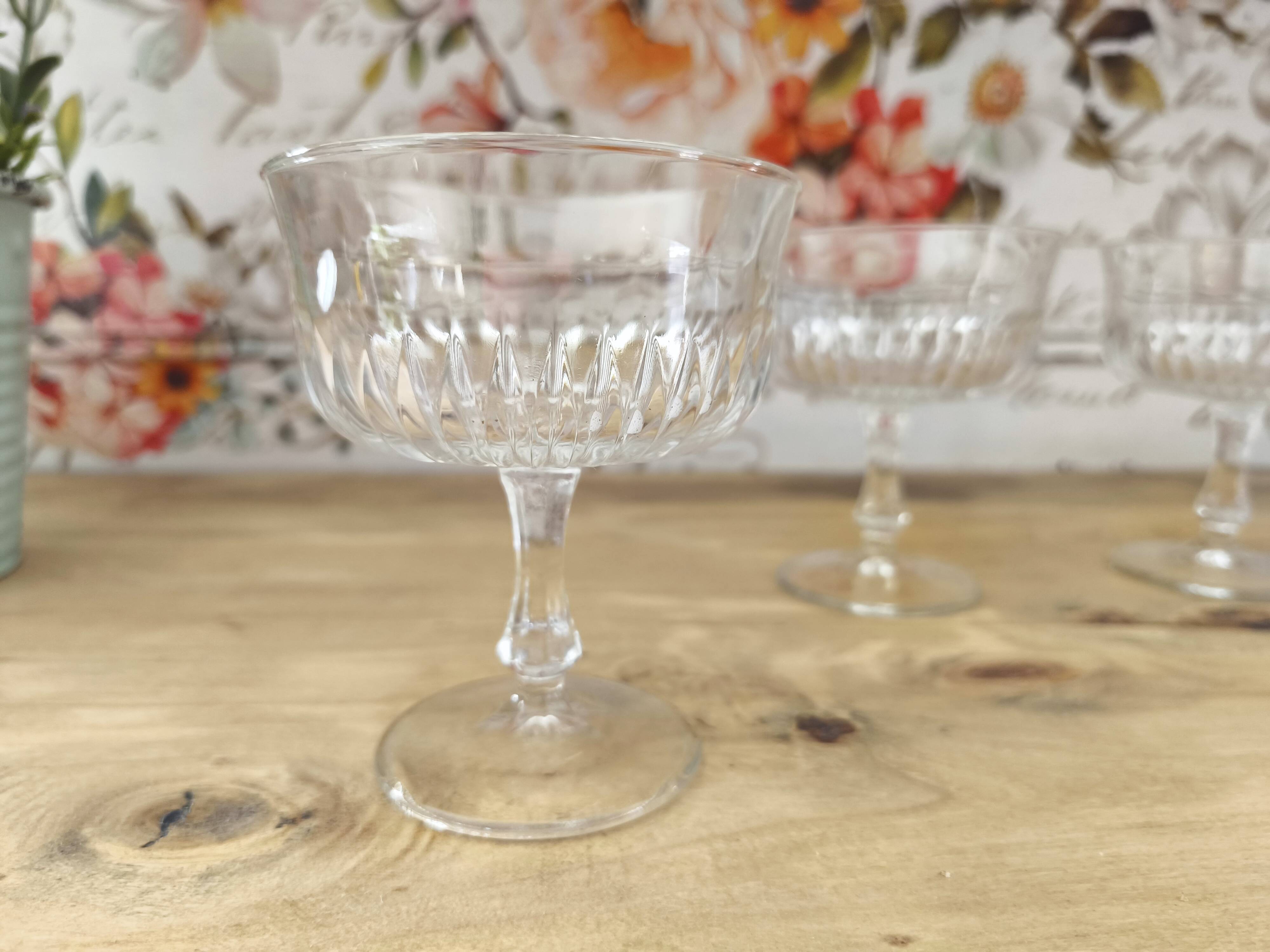 Set of 6 vintage champagne glasses in chiseled glass with flared drinking rim