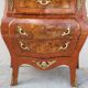 Commode galbée de style Louis XV en marqueterie