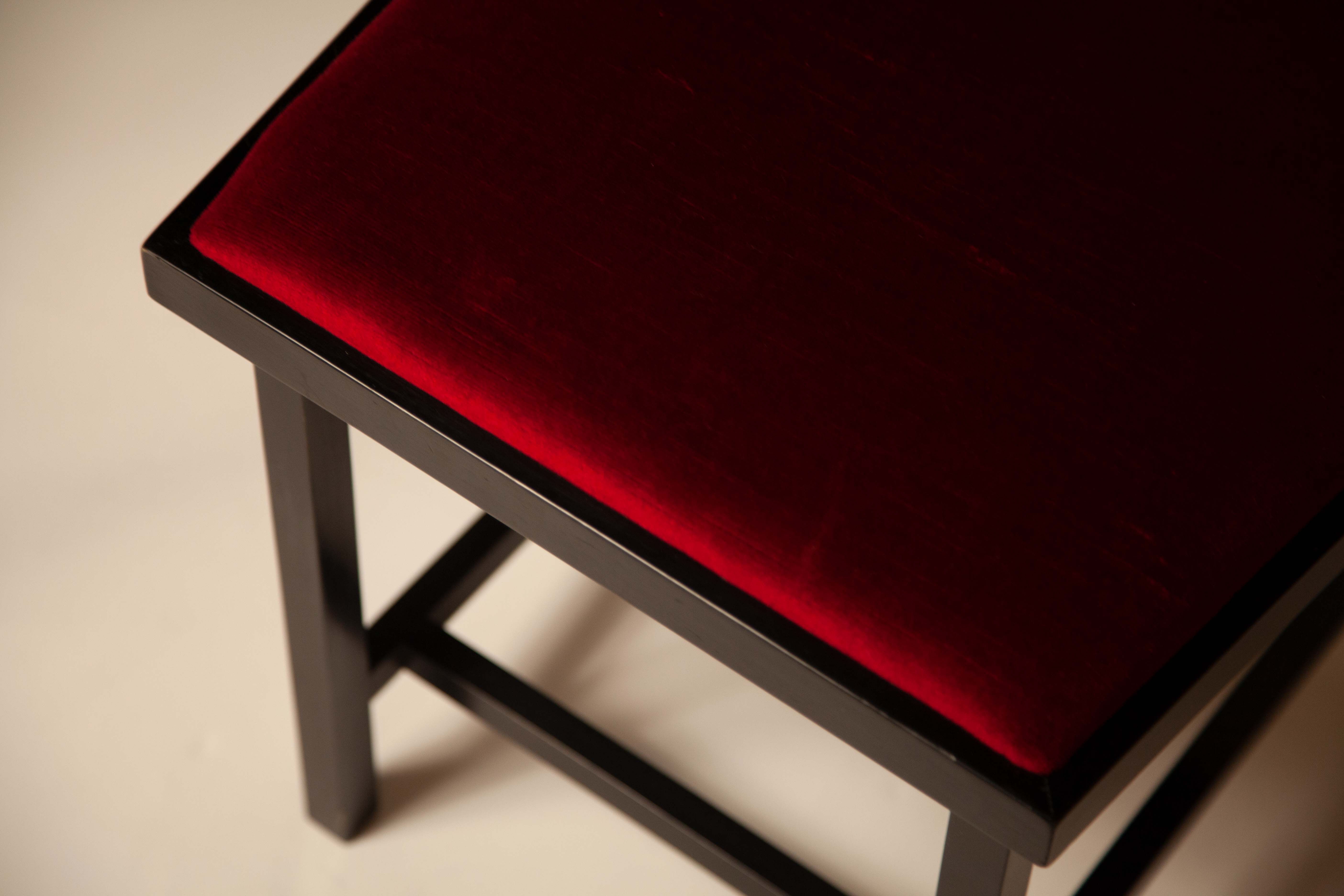 Lot 4 chaises par Frank Lloyd Wright années 80