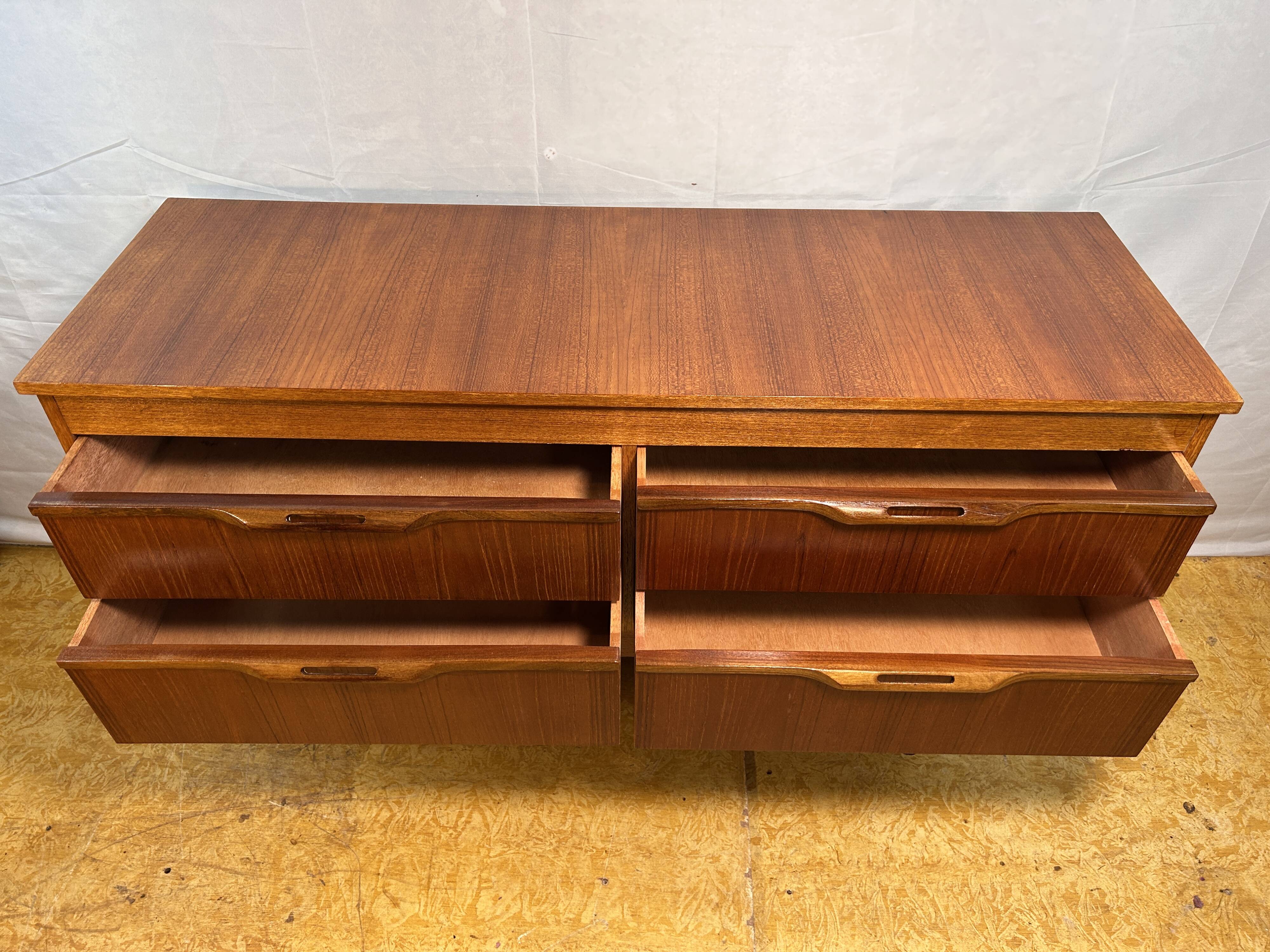 Buffet rétro vintage à quatre tiroirs en teck par Stonehill – 1960