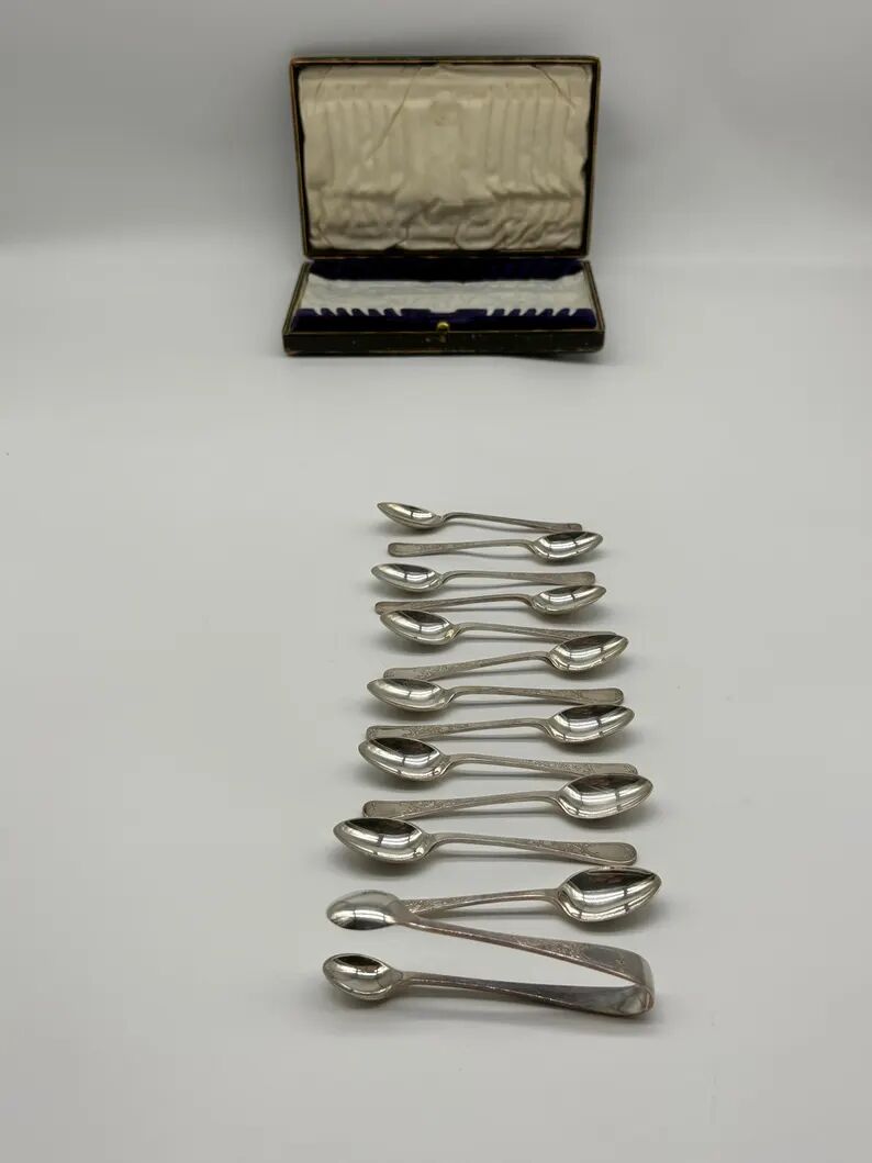 Service of 12 silver-plated metal coffee spoons with tongs and box from around 1900.