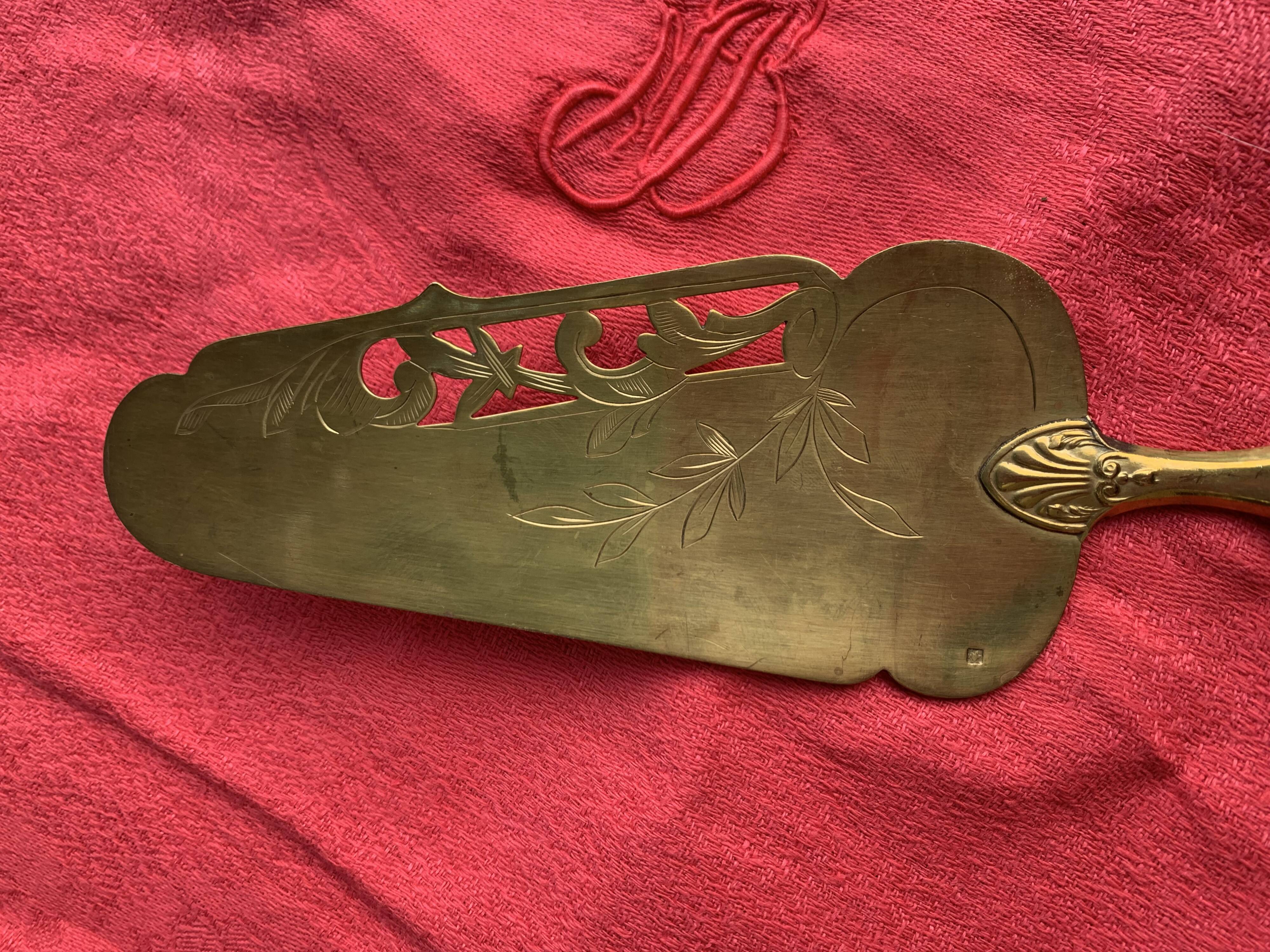 Pie server in vermeil and silver filled, hallmarked, chiseled floral motif, old