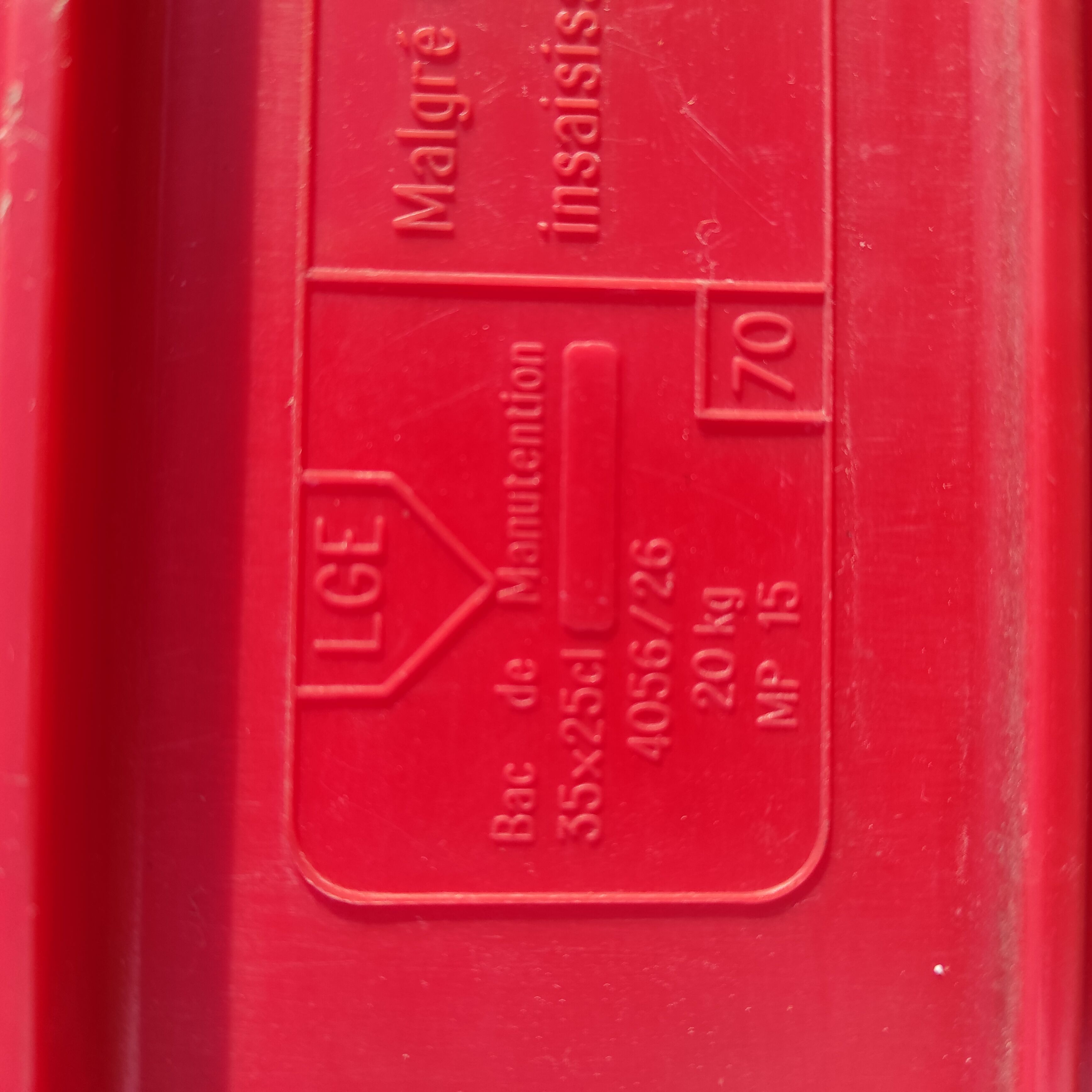 Vintage red plastic locker for 35 bottles of 25 cl anchor beer