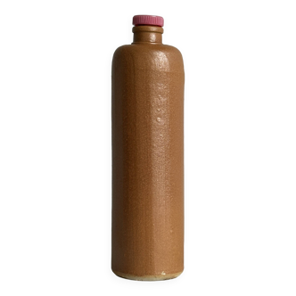 Bouteille décorative en grès.