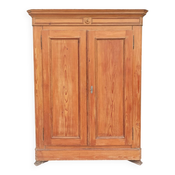 Mountain wardrobe chalet in pine from the 19th century