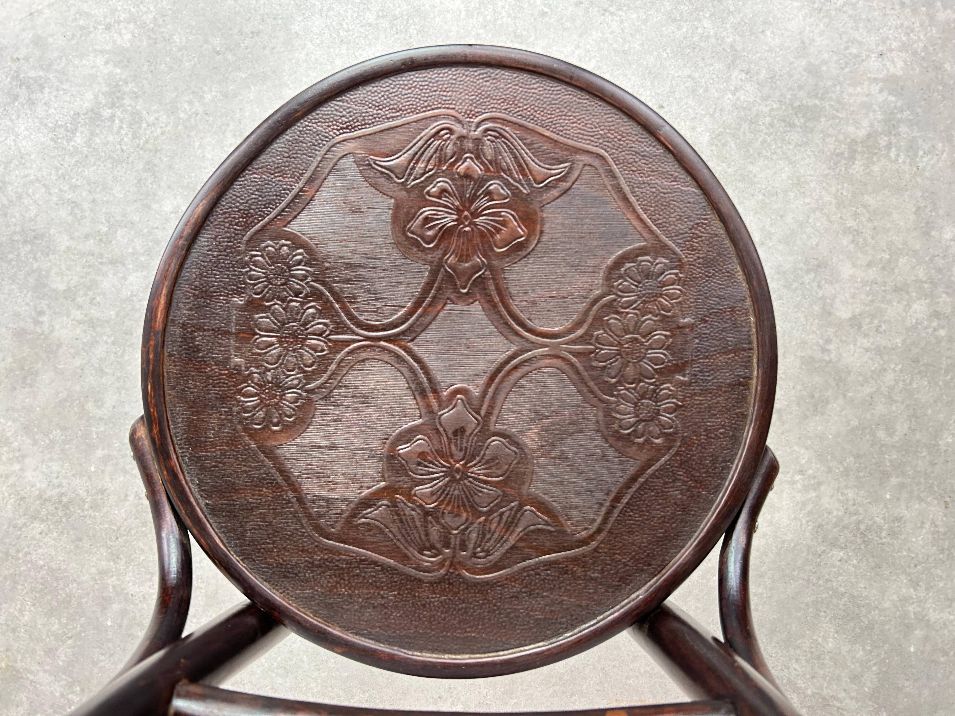 Curved wooden dining chairs by Thonet Mundus