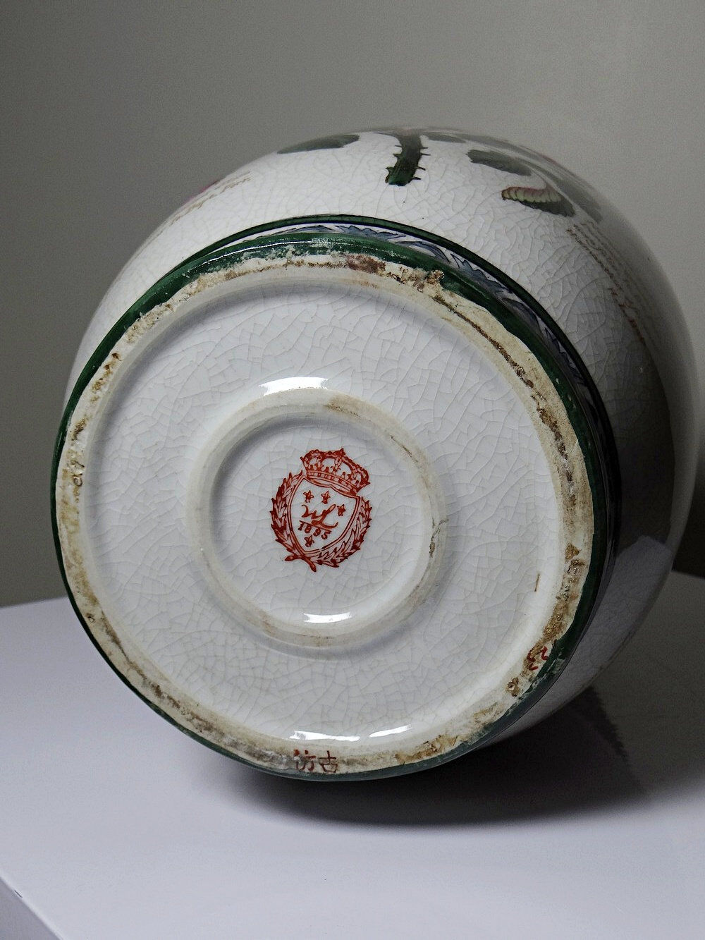 Impressive cracked earthenware vase with polychrome botanical decoration by Wong Lee, 1895, vintage.
