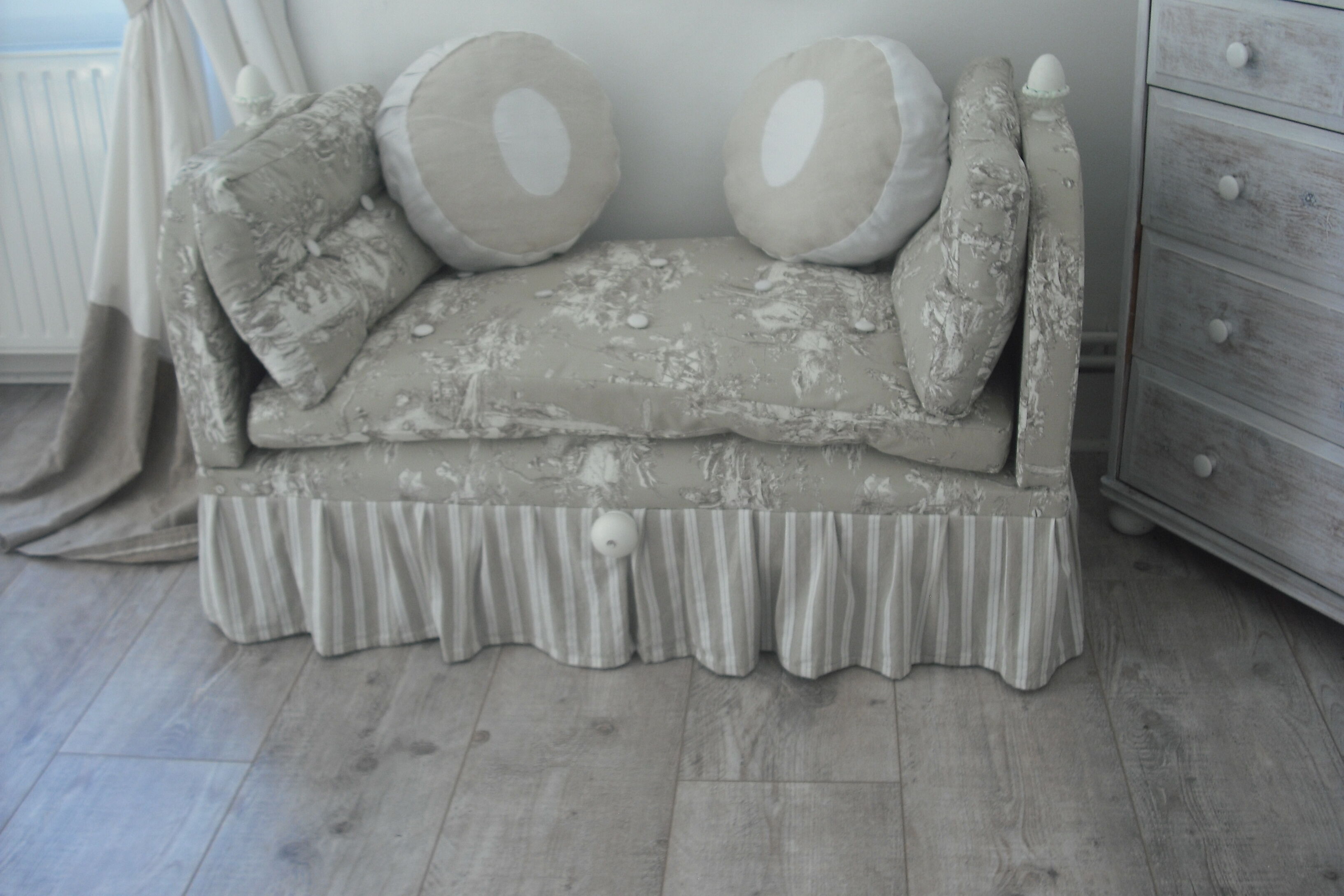 Bench bed on wheels 1 place