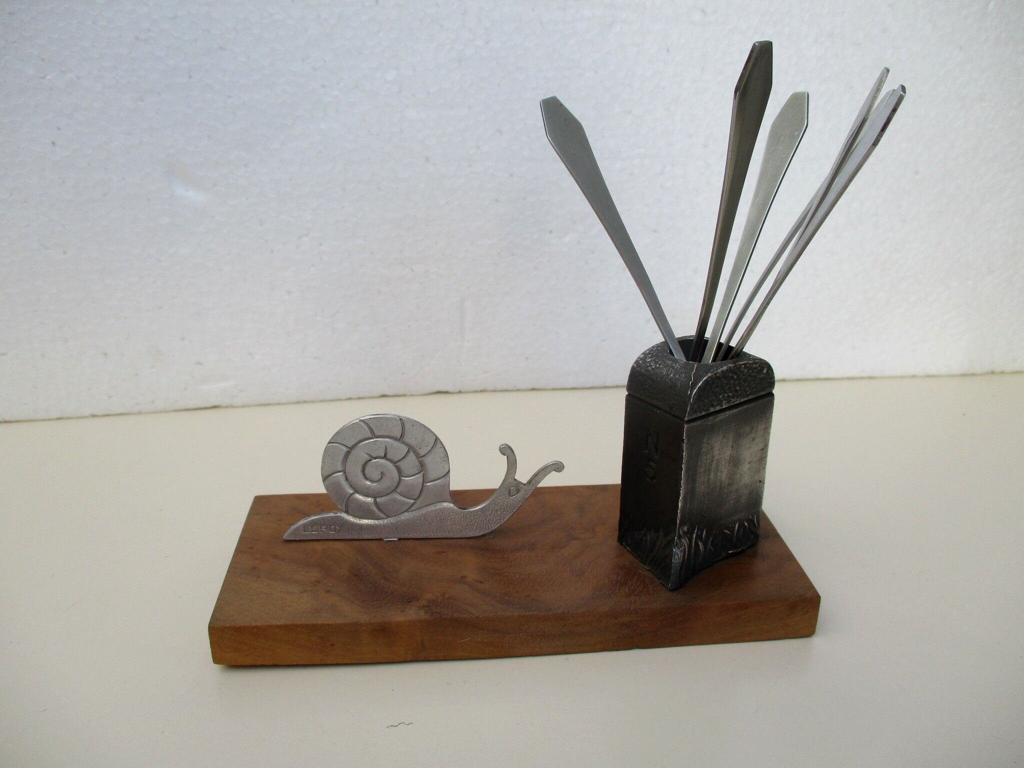 Cado brand snail piques door