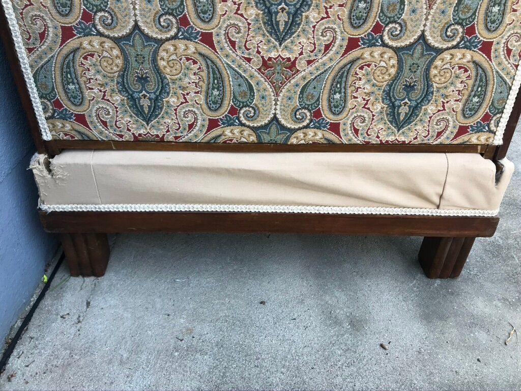 Bench reads art deco