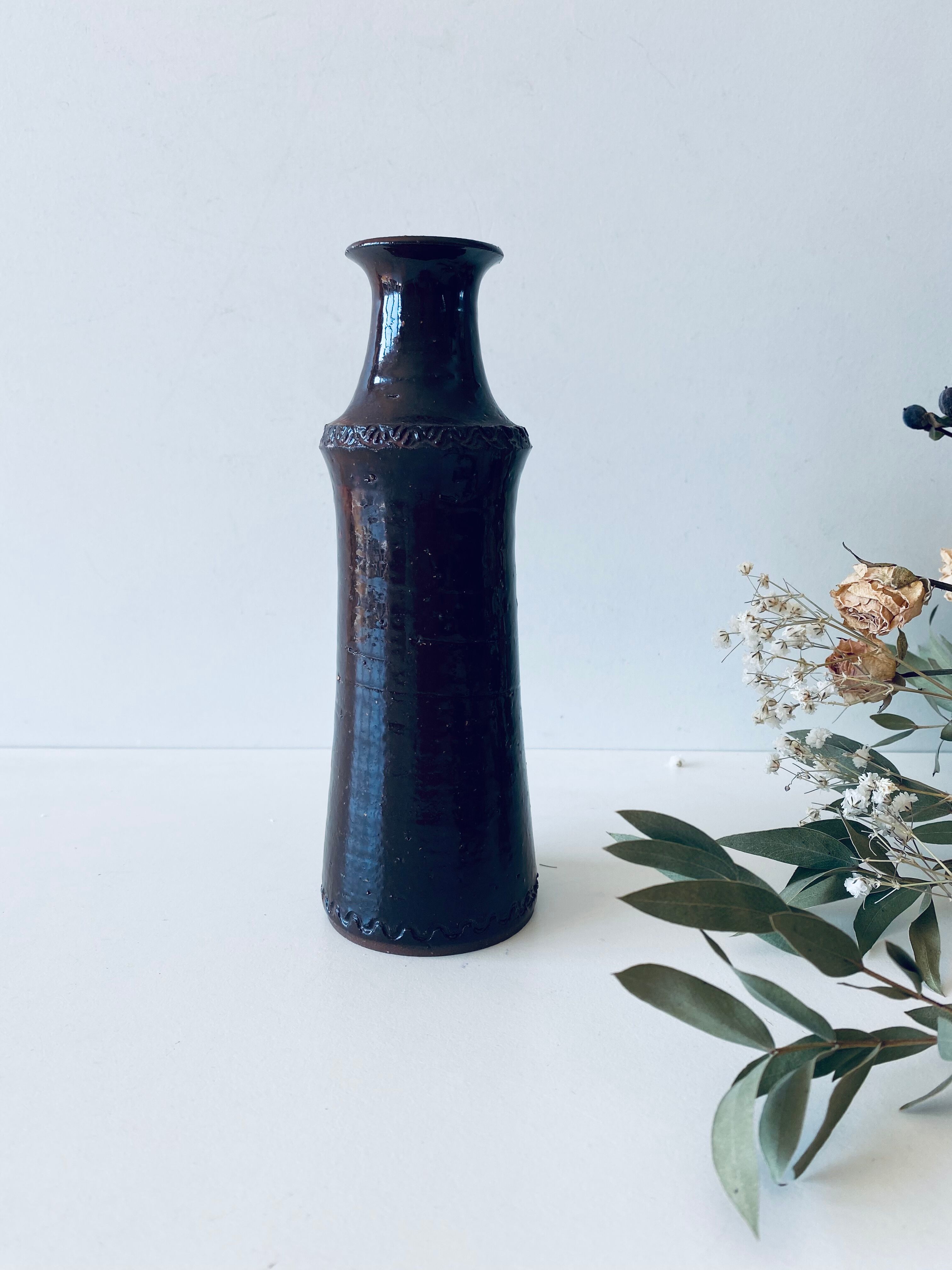 Tubular vase in glazed brown sandstone