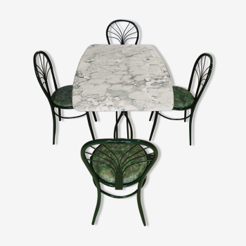 Table à manger en marbre, pieds fonte verts et 4 chaises tube acier assorties revêtement simili cuir