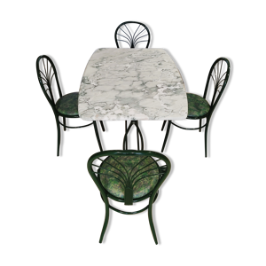 Table à manger en marbre, pieds fonte verts et 4 chaises tube acier assorties revêtement simili cuir