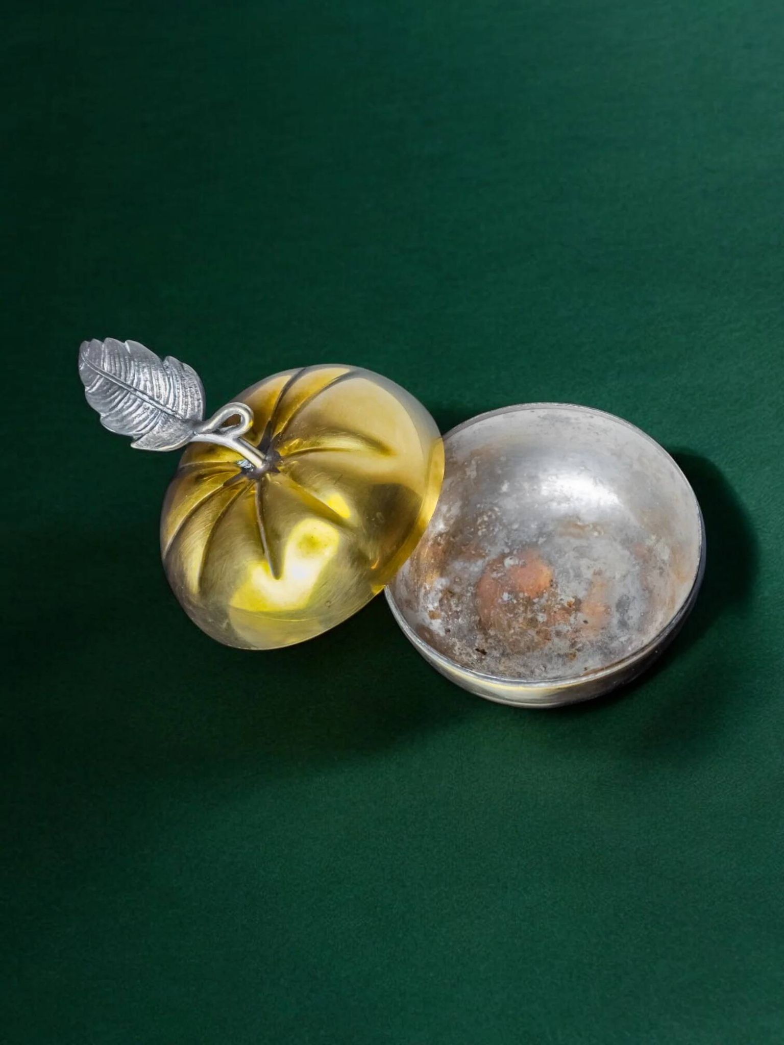 Boîte de vanité en laiton en forme de pomme, Italie, années 1970