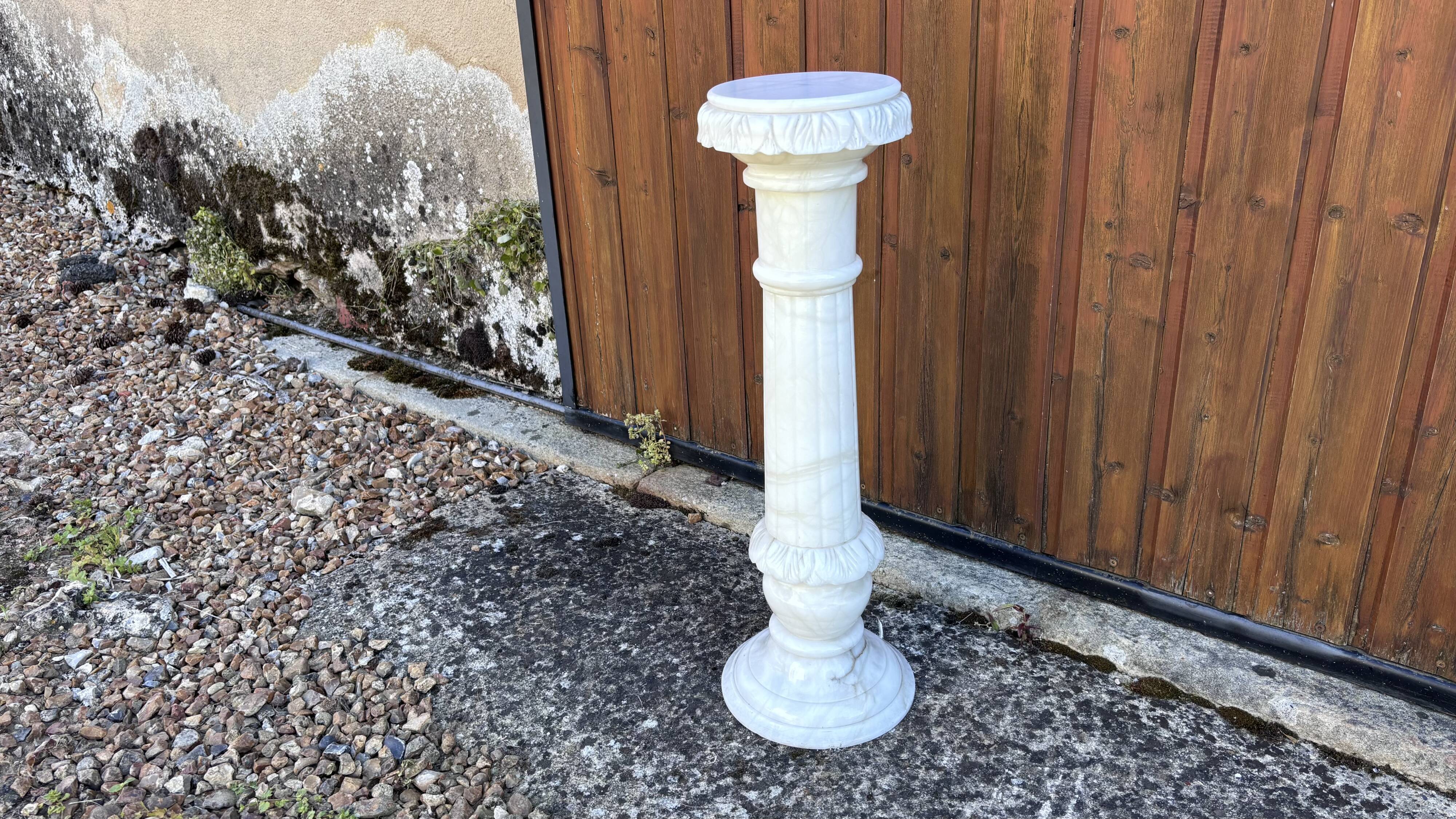 Decorative alabaster column – Vintage sculptural pedestal