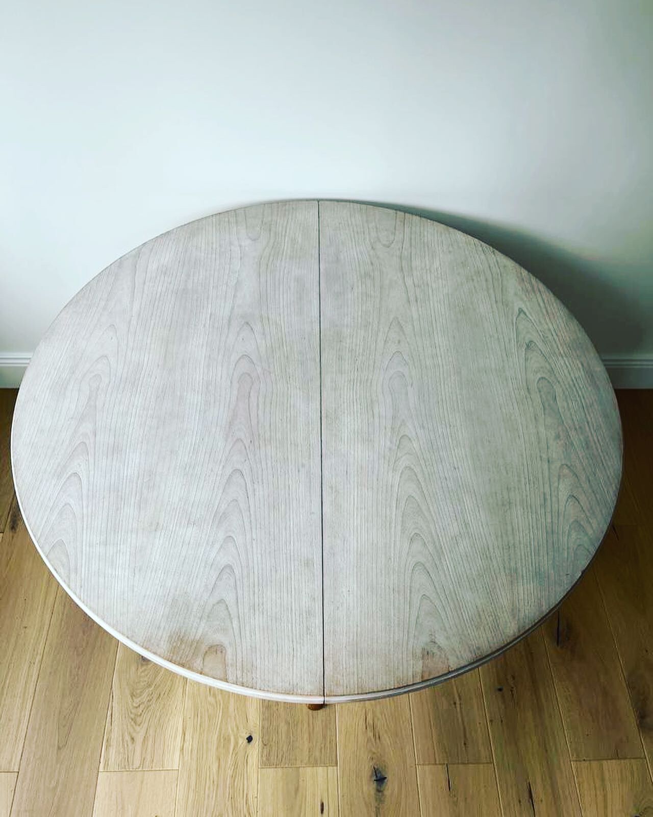 Round table in extendable solid oak