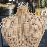 Mannequin buste vintage en rotin sur pied fer forgé