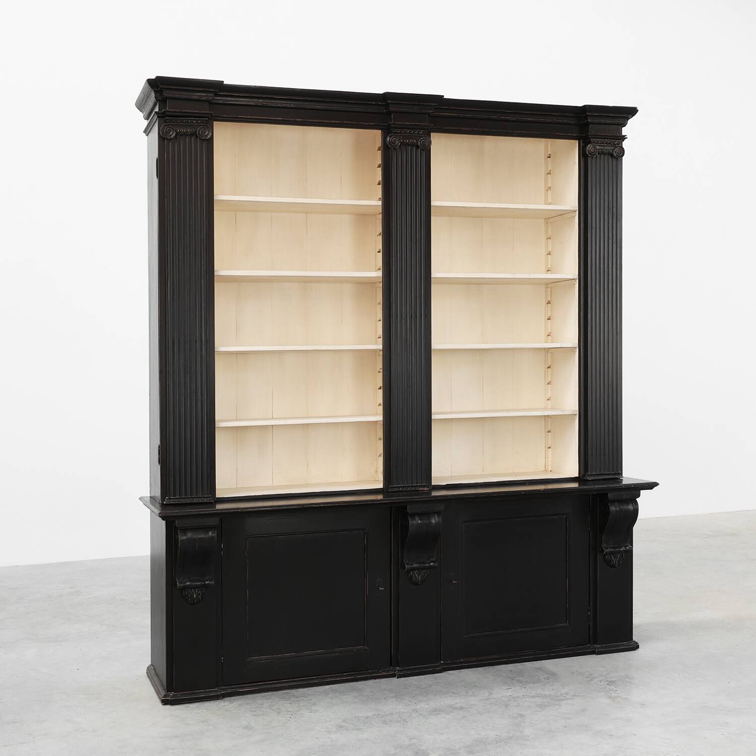 Bibliothèque haute noire du 20e siècle en MDF, Royaume-Uni