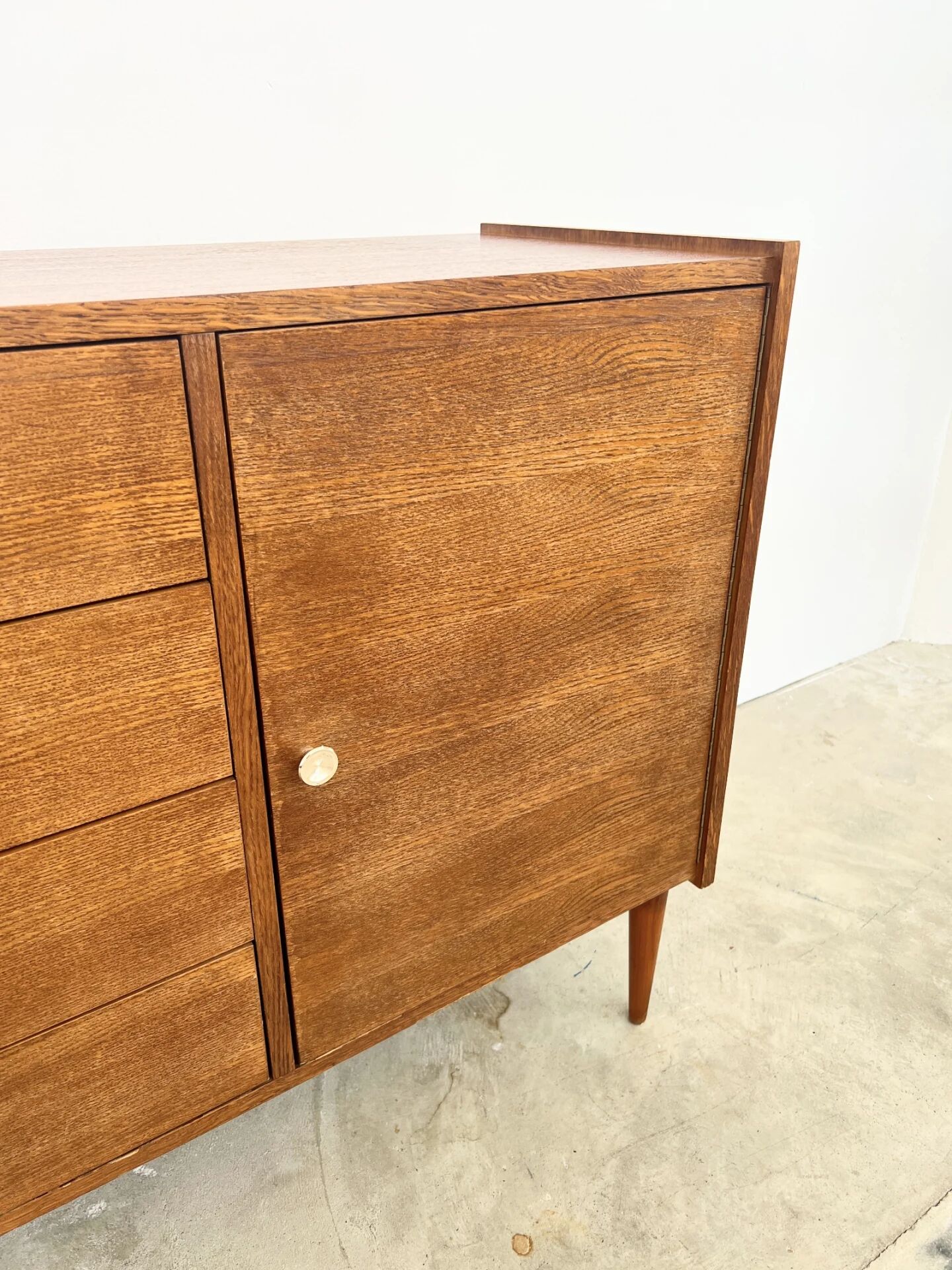 Meuble commode tiroirs et porte, placage chêne, années 60