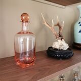 Carafe ancienne en verre rose des années 1940