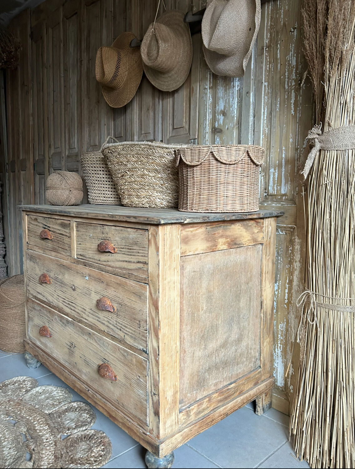 Chest of drawers, shell handle.