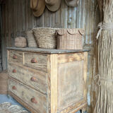 Chest of drawers, shell handle.