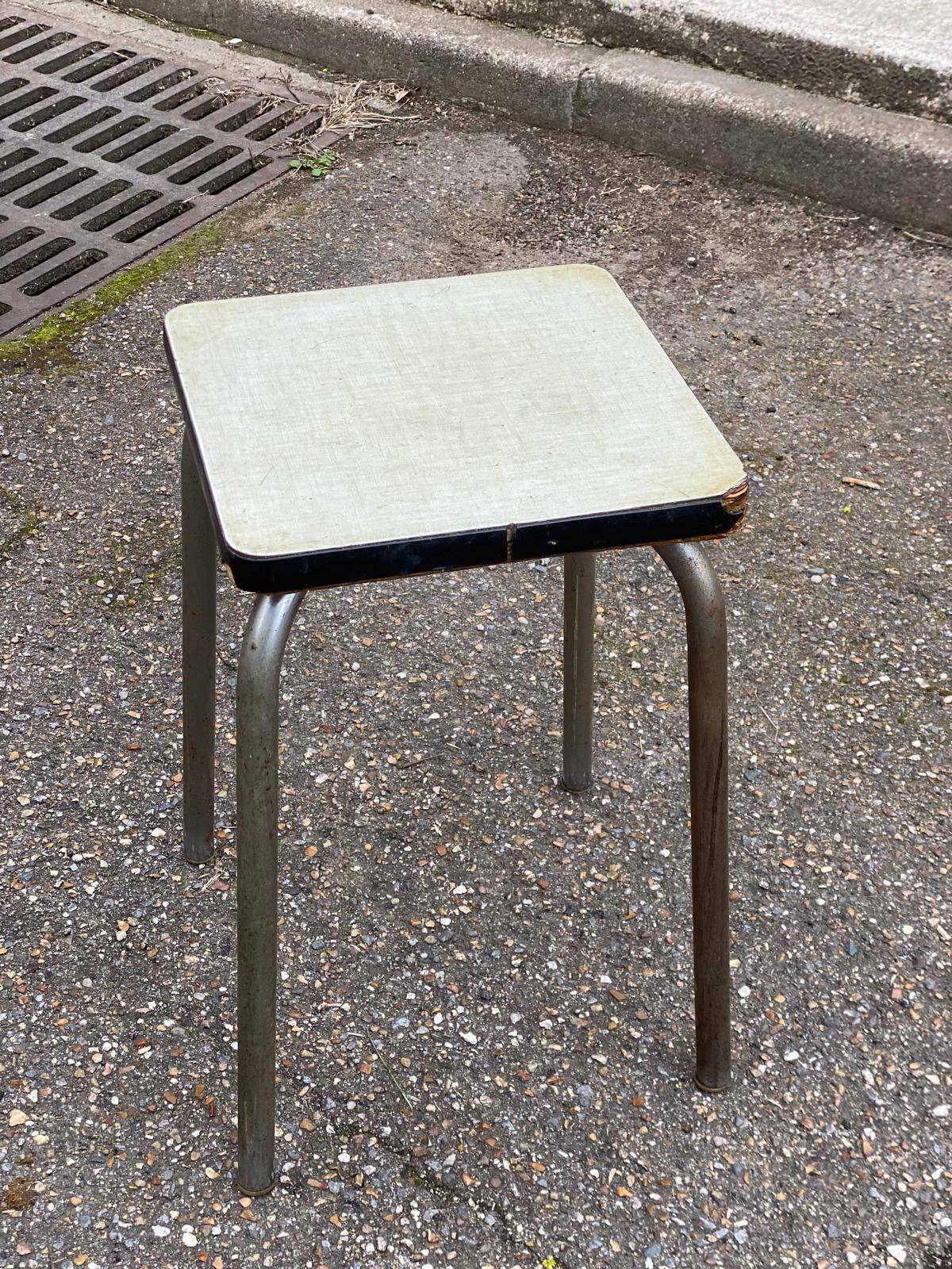 Tabouret en formica vert clair et acier 1990