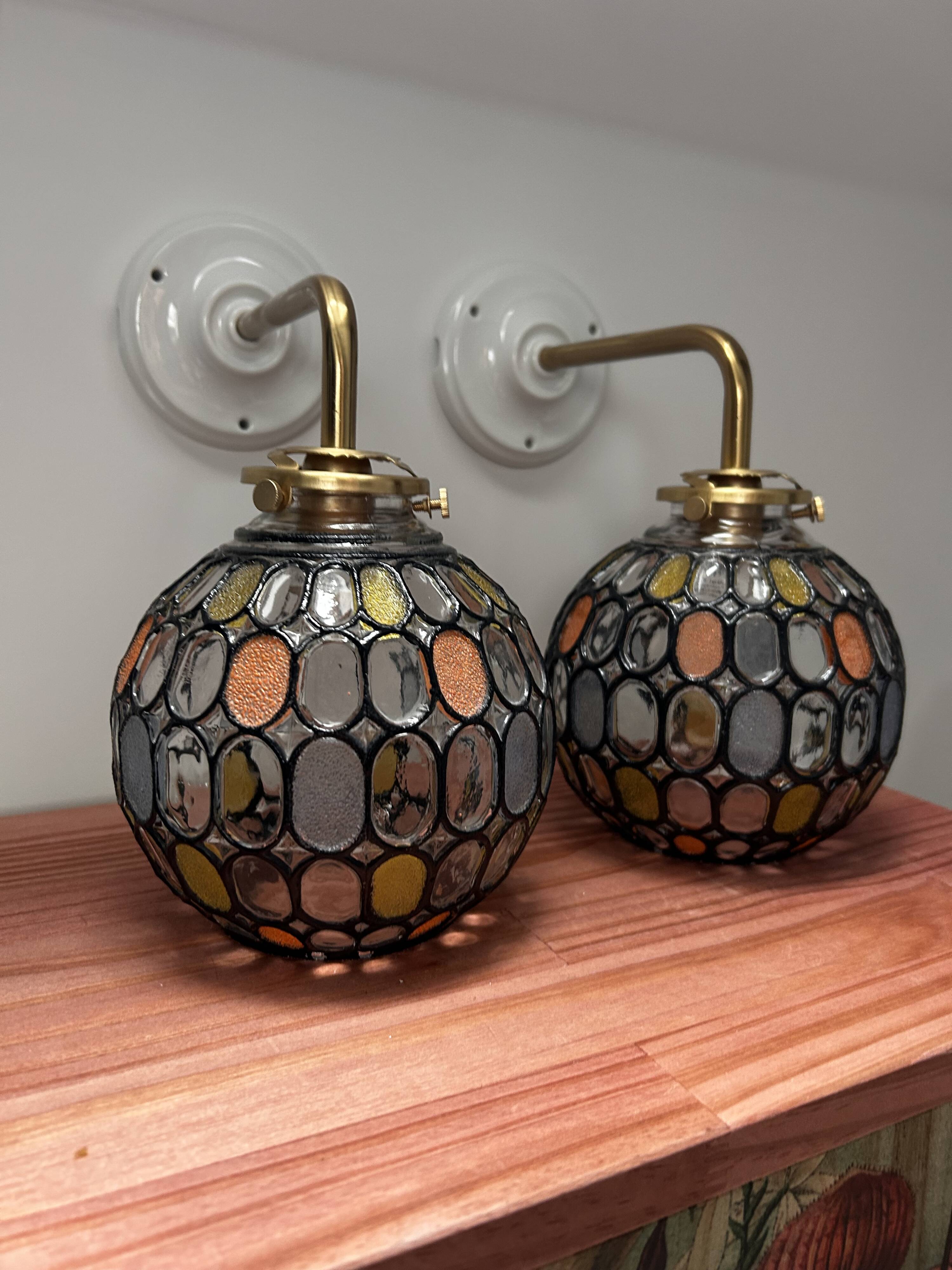 Paire d’appliques murales globes à facettes multicolores