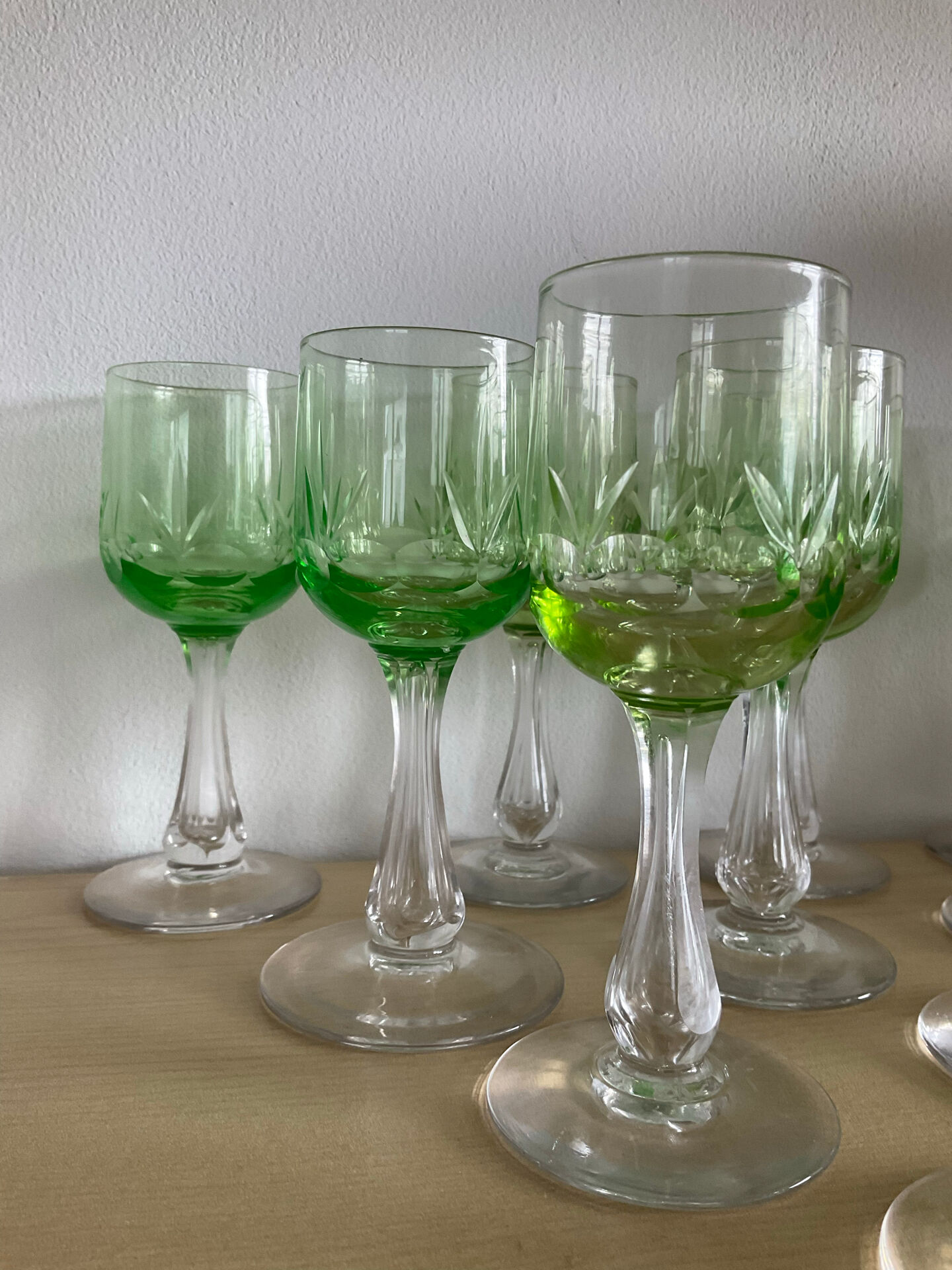 Set of 10 uraline glasses from the 1970s.