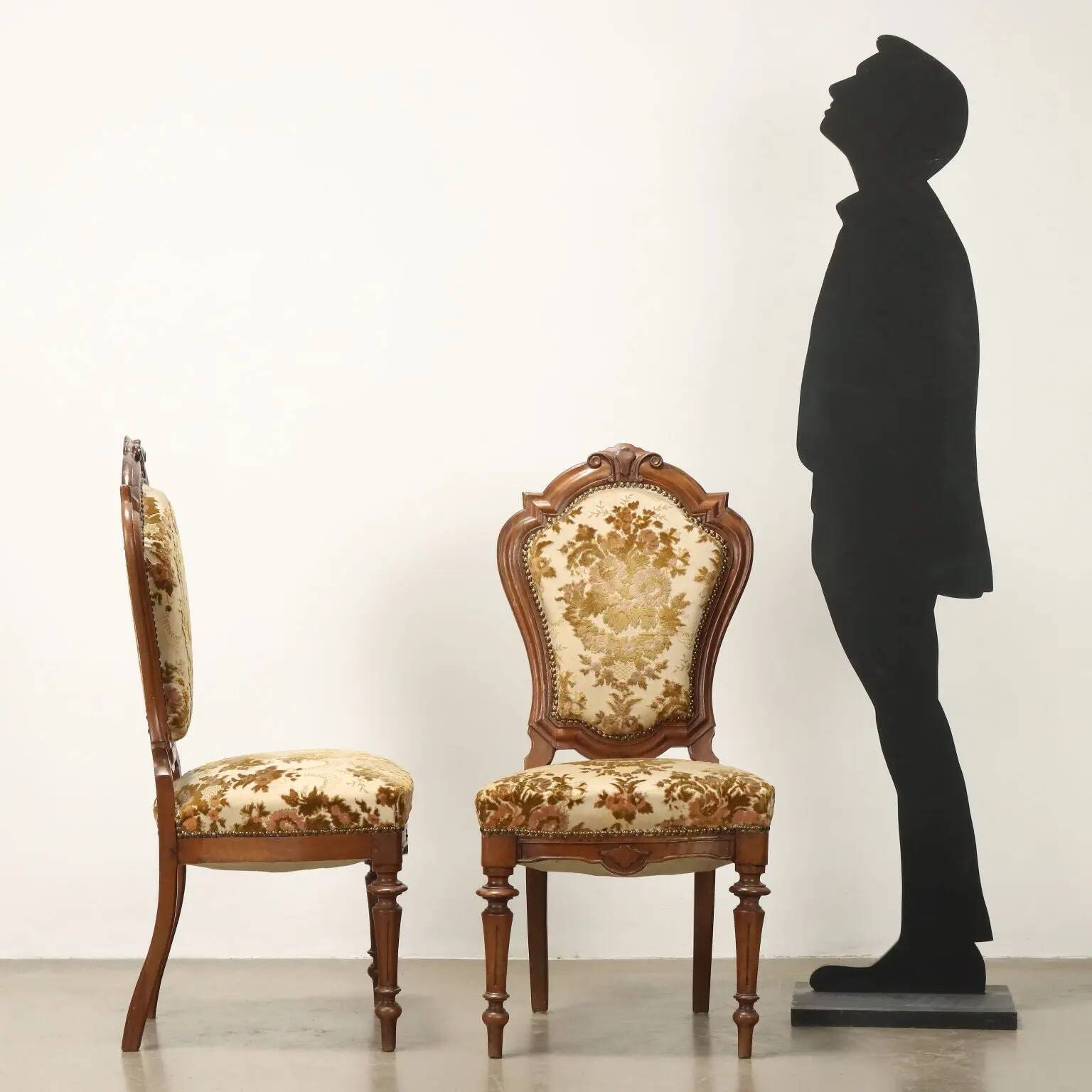 Chaises anciennes umbertines en noyer avec assise rembourrée, Italie, XIXe siècle
