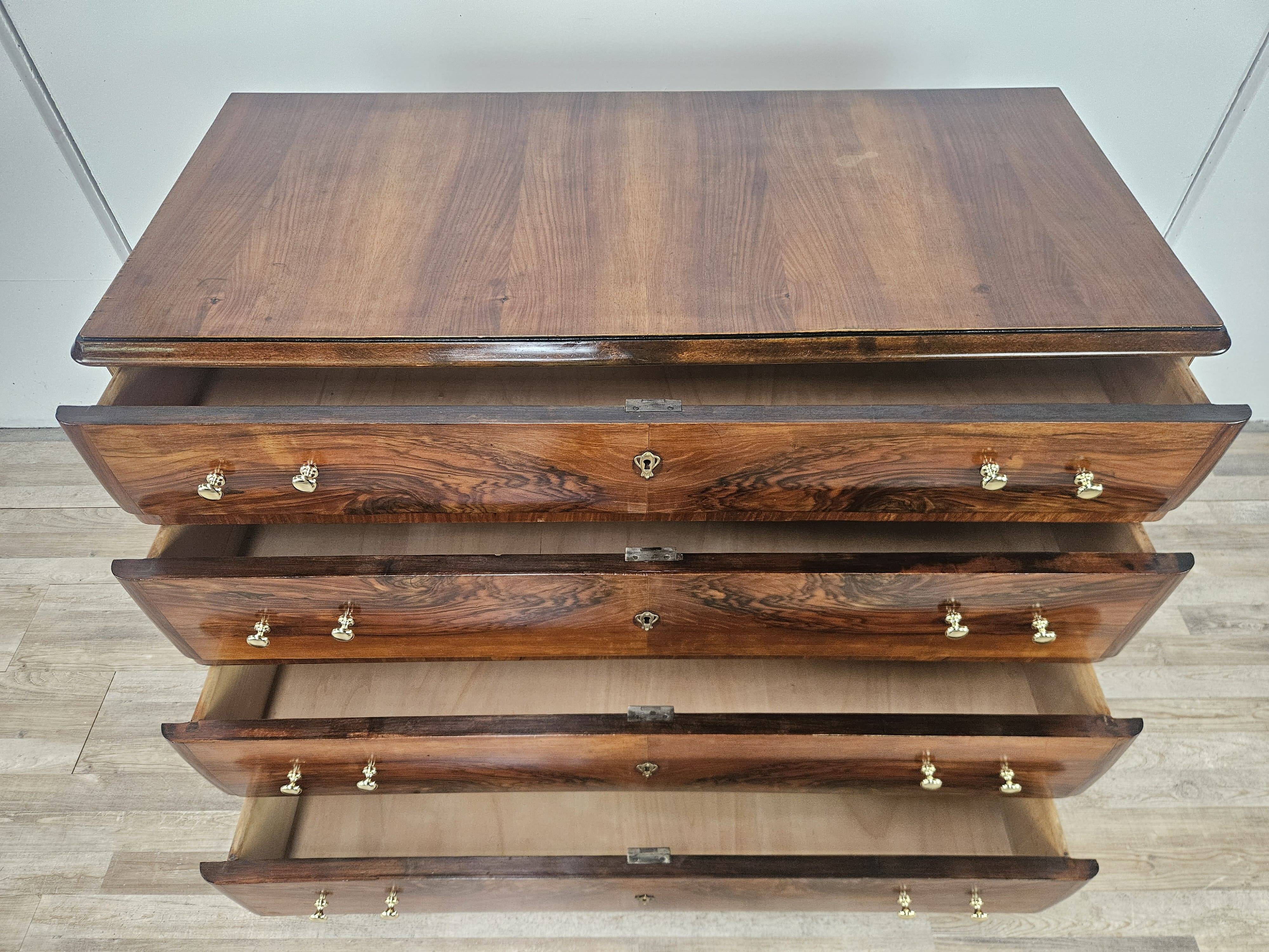 Commode Art Déco en noyer et laiton