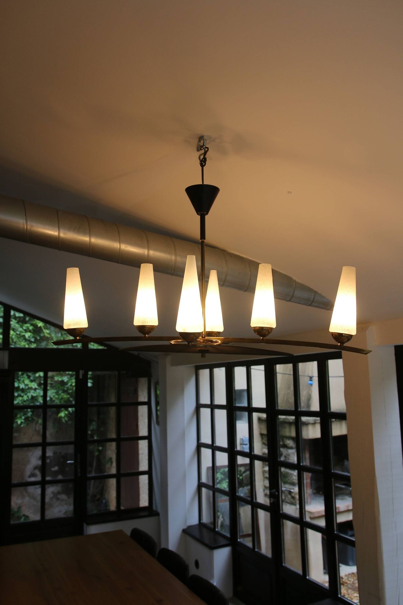 Lustre 6 feux Mid-Century - Opaline et laiton - Style Lunel - Arlus