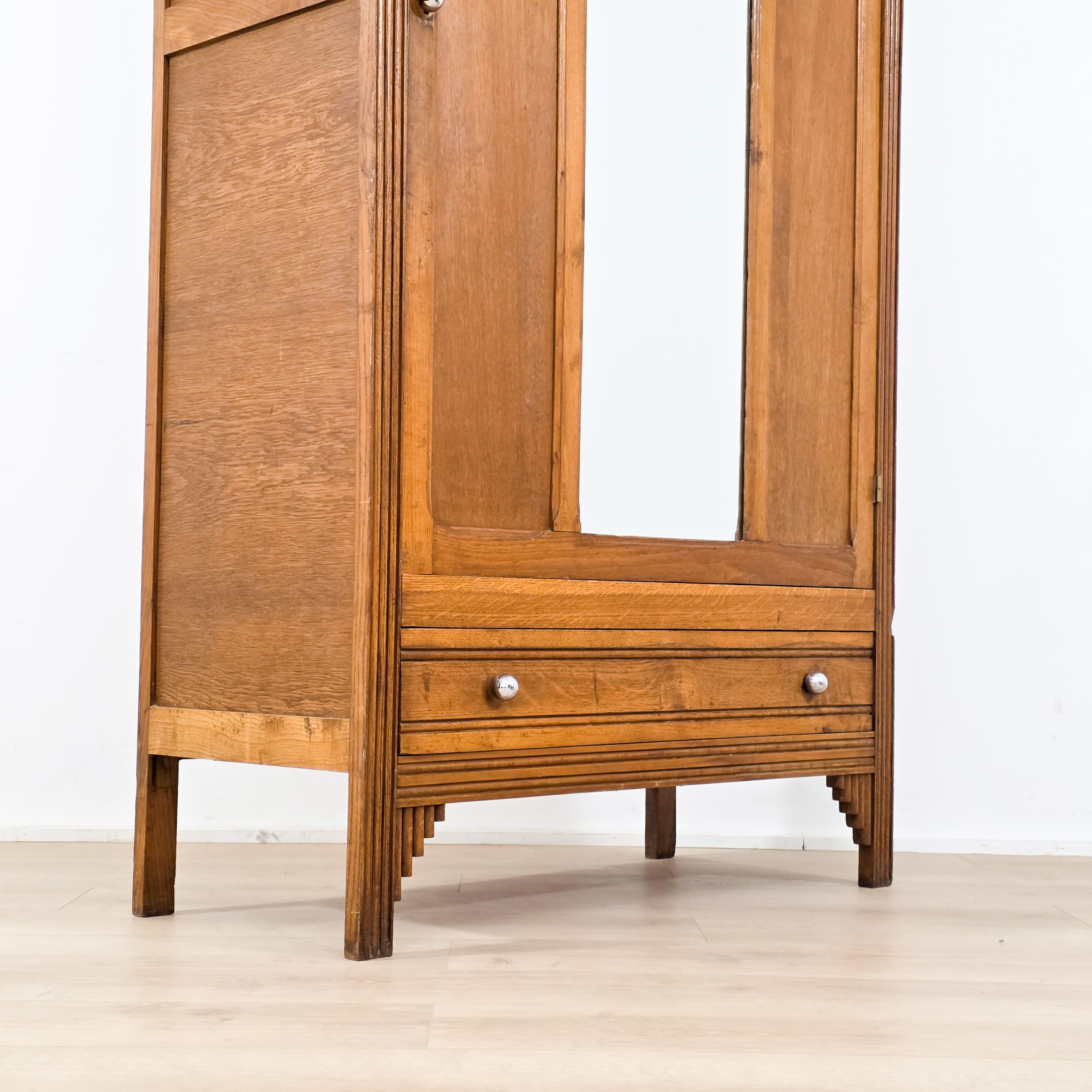 Art Deco wardrobe in carved wood with mirror from the 1930s.