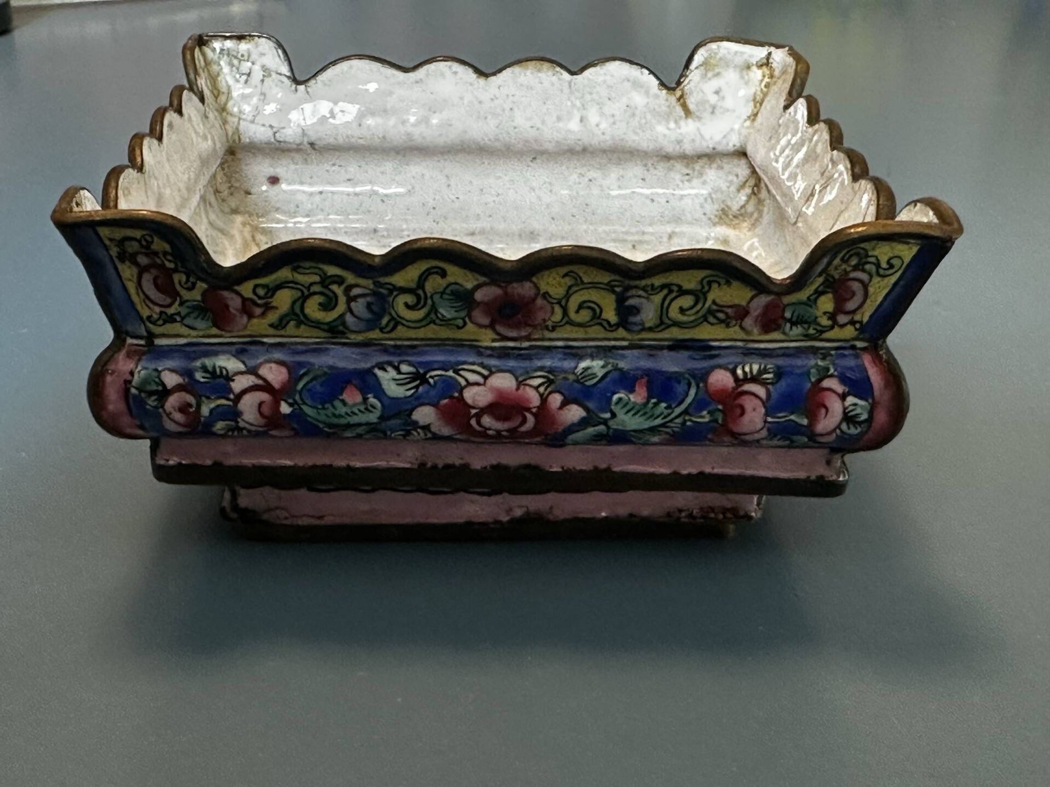 Enamelled copper jardinière with polychrome floral decoration - Canton 18th century.