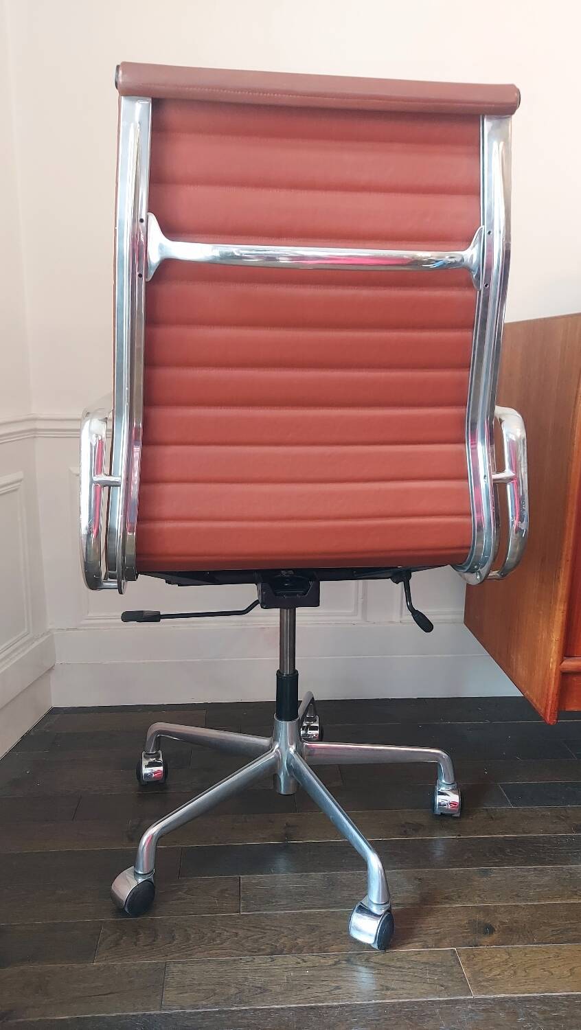 Vintage Eames EA 119 Armchair – High-End Vintage Replica – Alumi