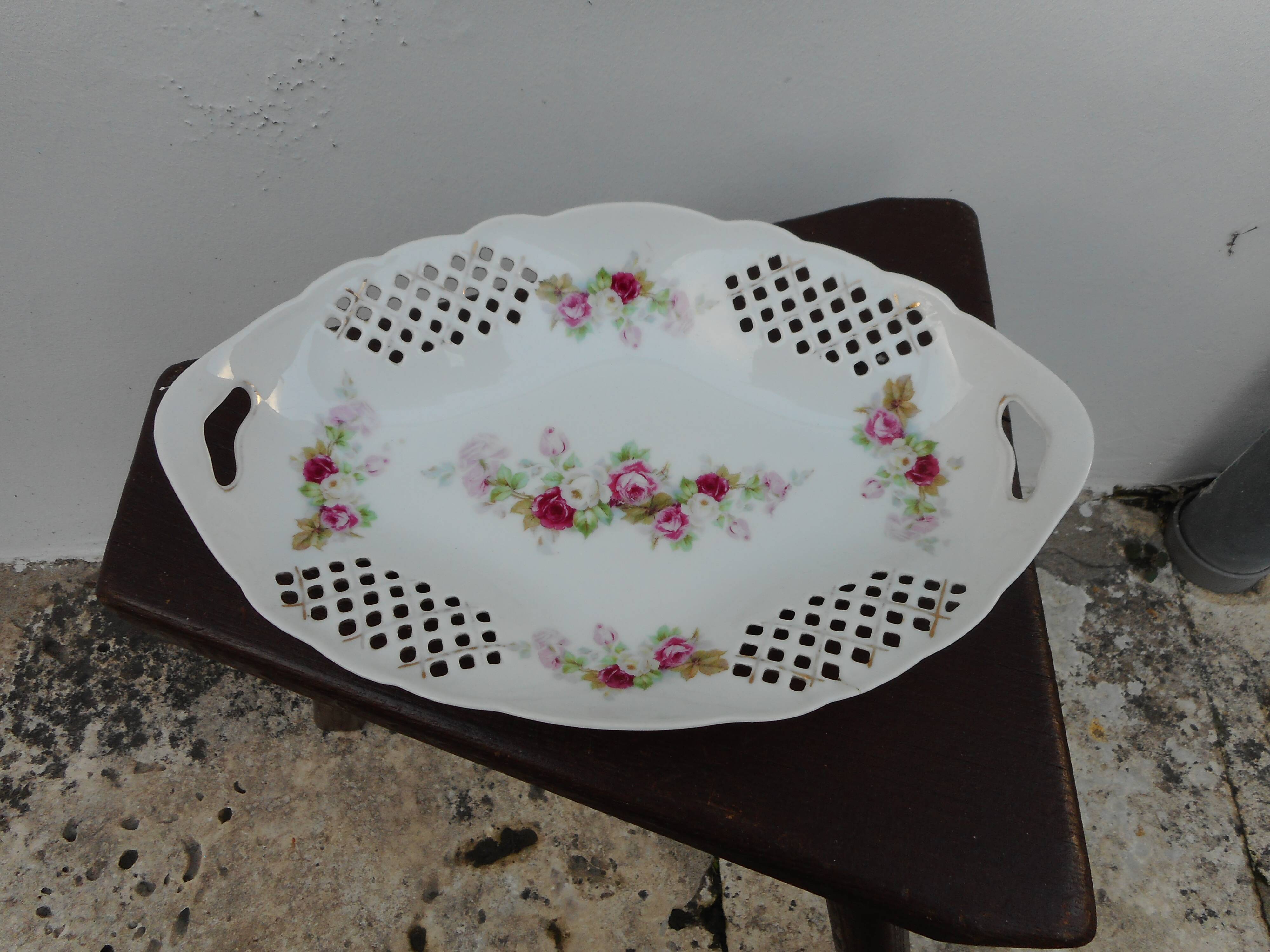 Porcelain dish floral decoration