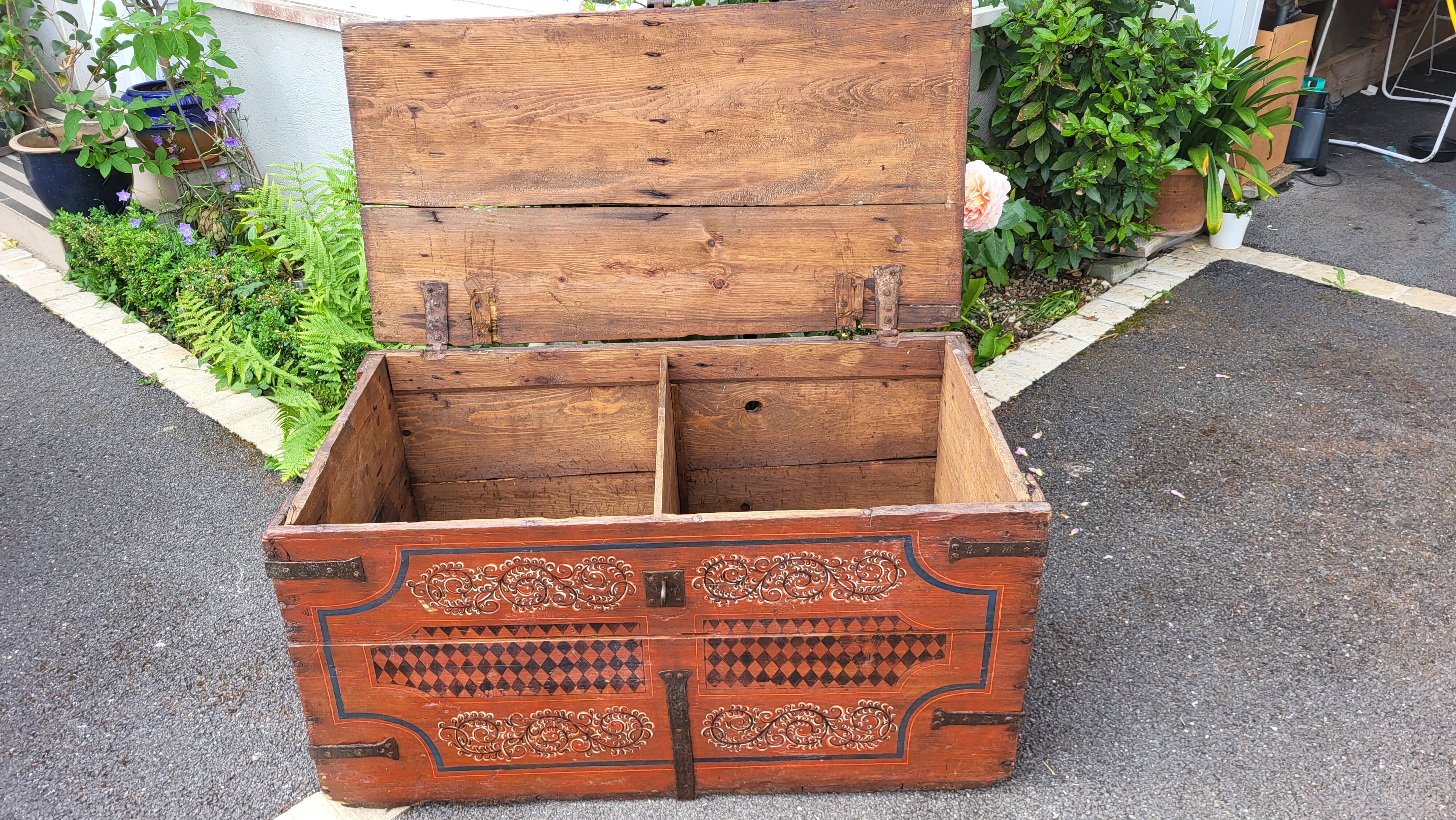 Coffre de mariage ancien en bois peint XIXème