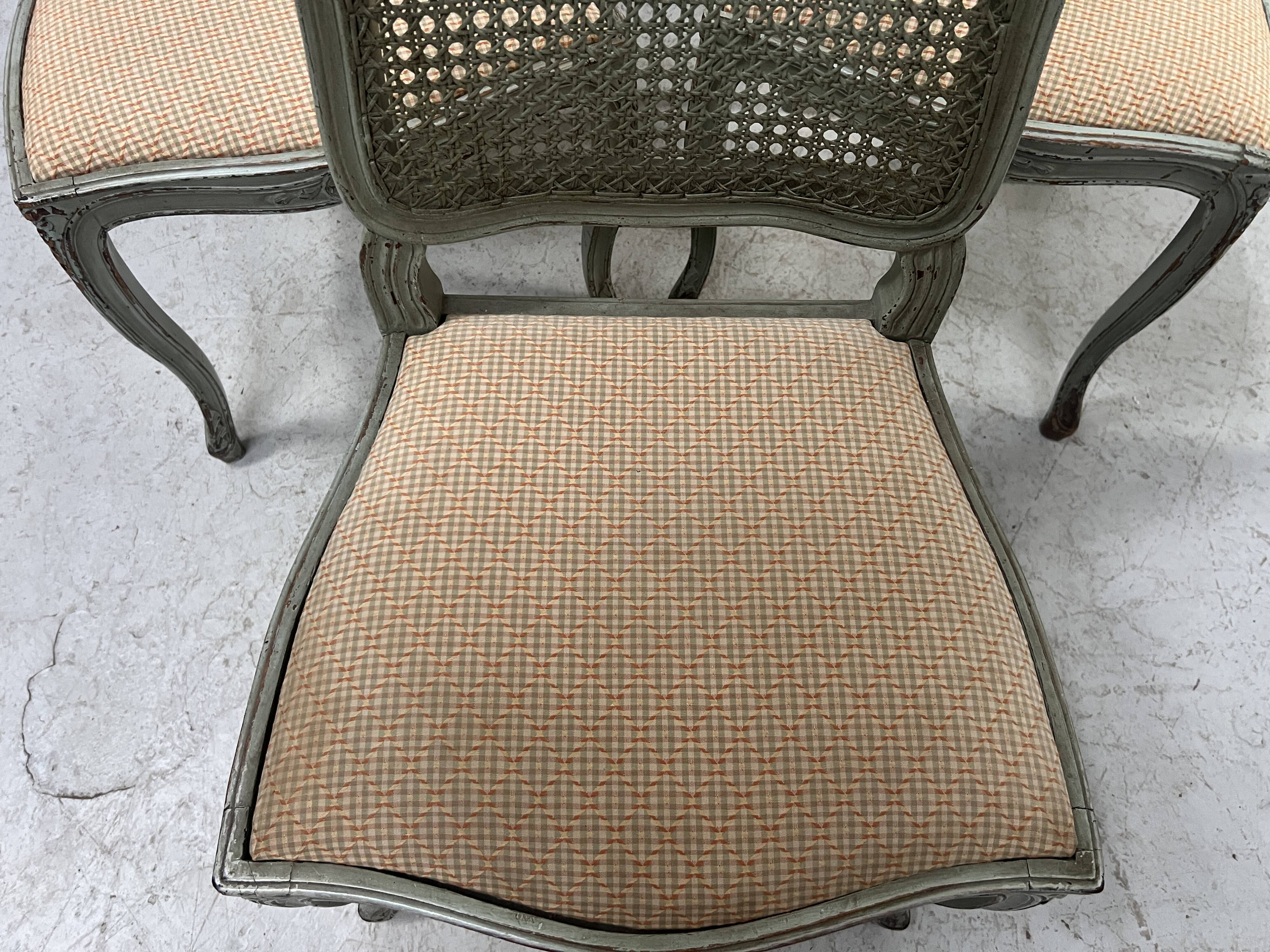 Suite de six chaises de style Louis XV en hetre laqué XX siècle