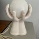 Lampe à poser forme main en résine