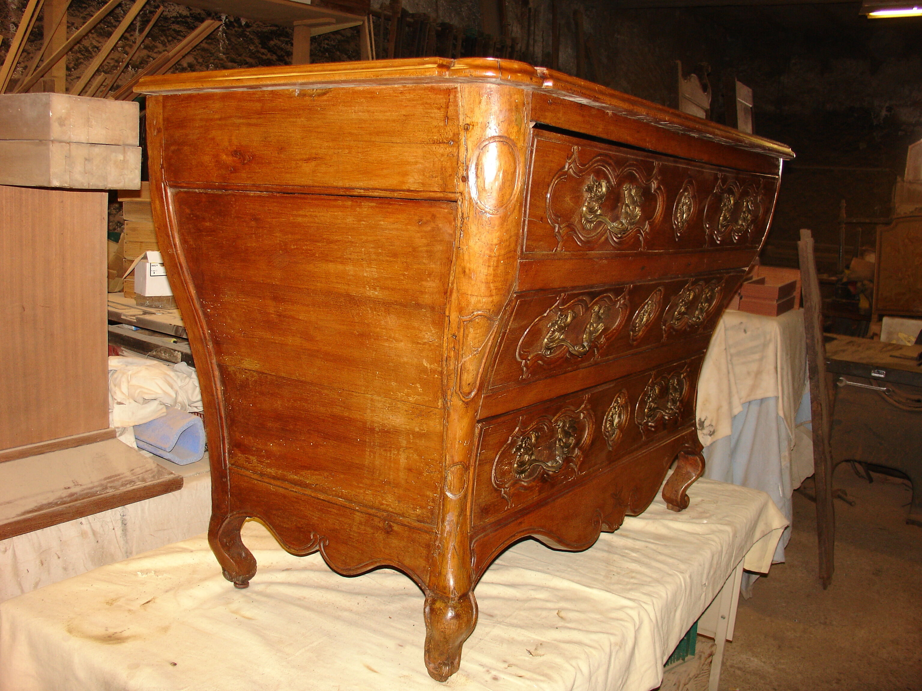 Commode dite "Tombeau" époque Régence de la fin du XVII siècle en merisier massif