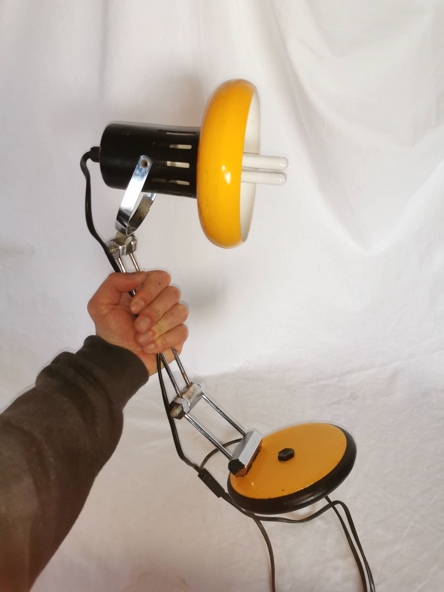 Articulated lamp in lacquered steel, Aluminor, France, 1980.
