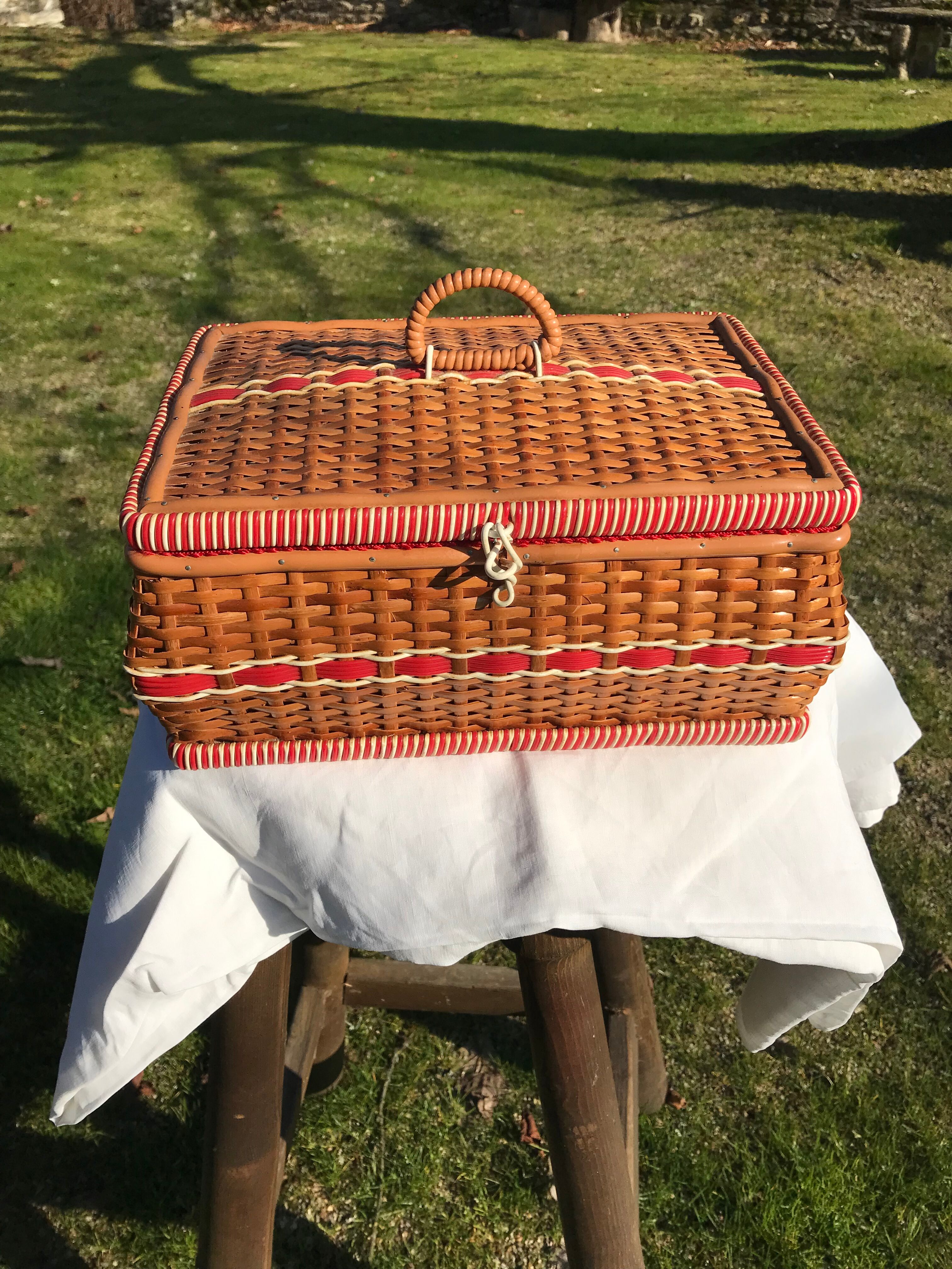Vintage wicker and "scoubidou" box